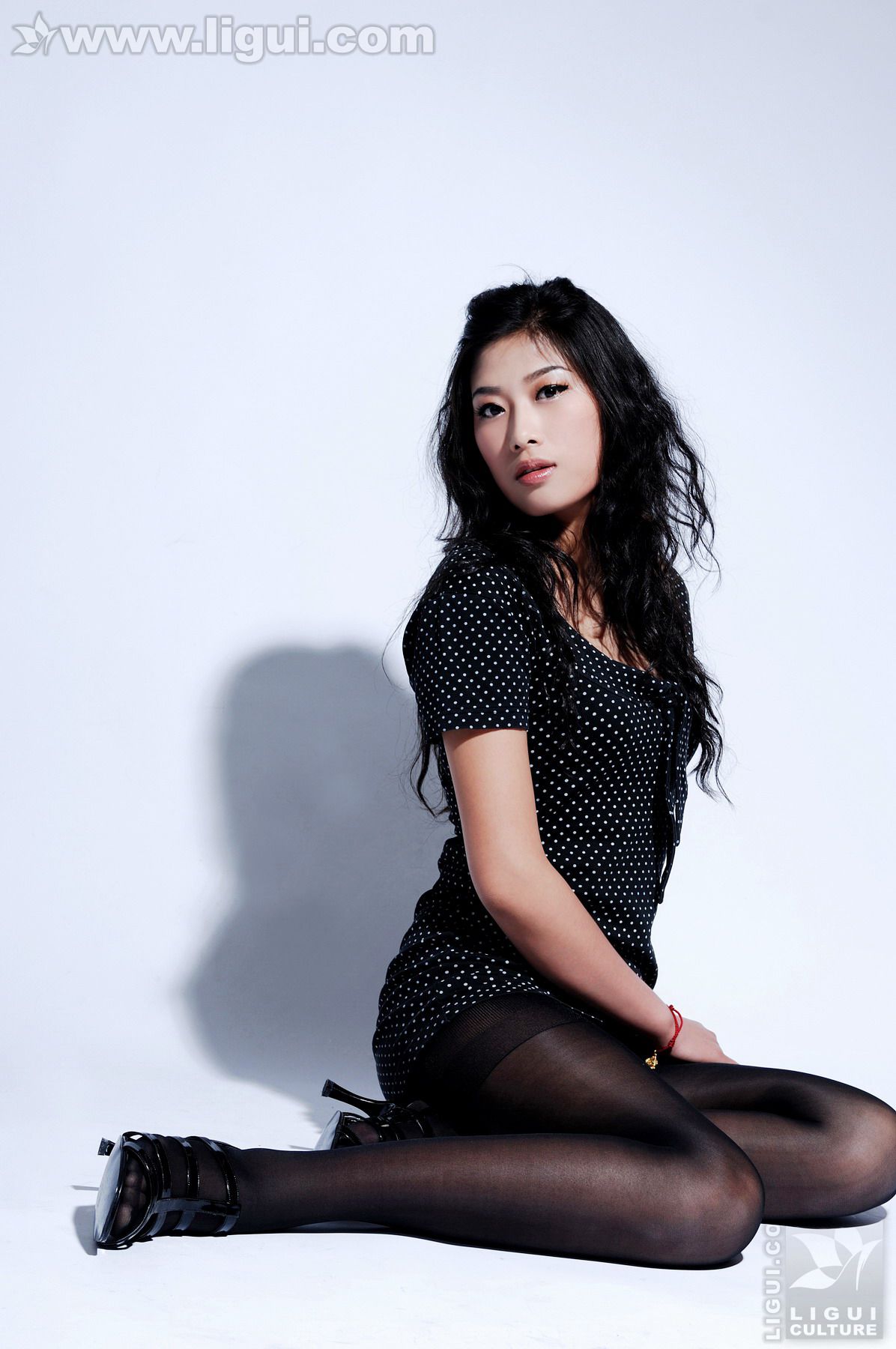 [丽柜LiGui] Model 王玉《黑丝美女新丽人》美腿玉足写真图片