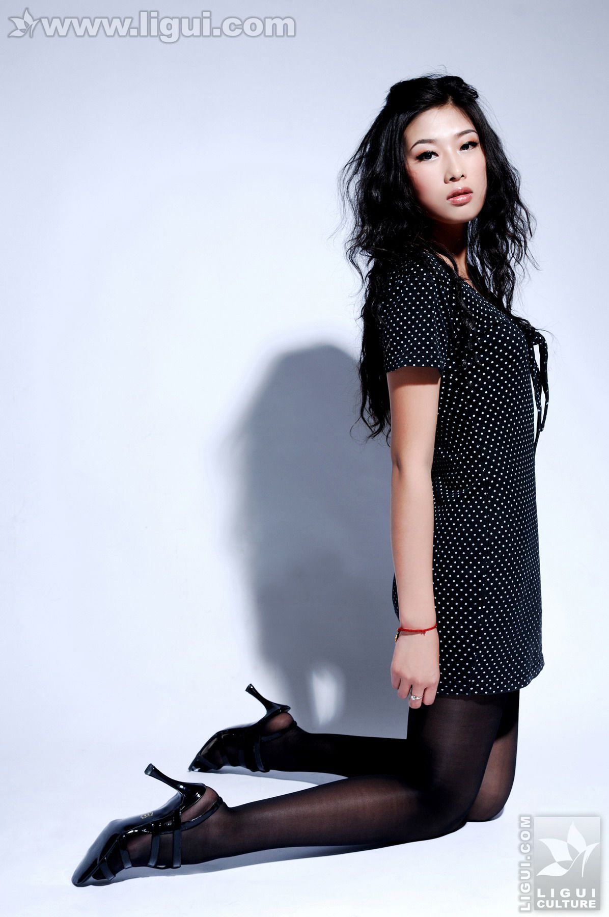 [丽柜LiGui] Model 王玉《黑丝美女新丽人》美腿玉足写真图片