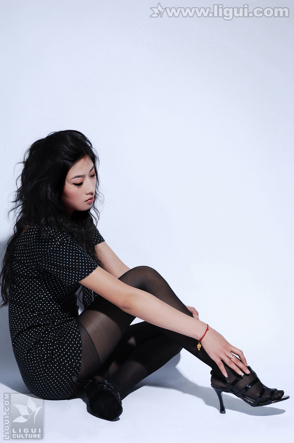 [丽柜LiGui] Model 王玉《黑丝美女新丽人》美腿玉足写真图片