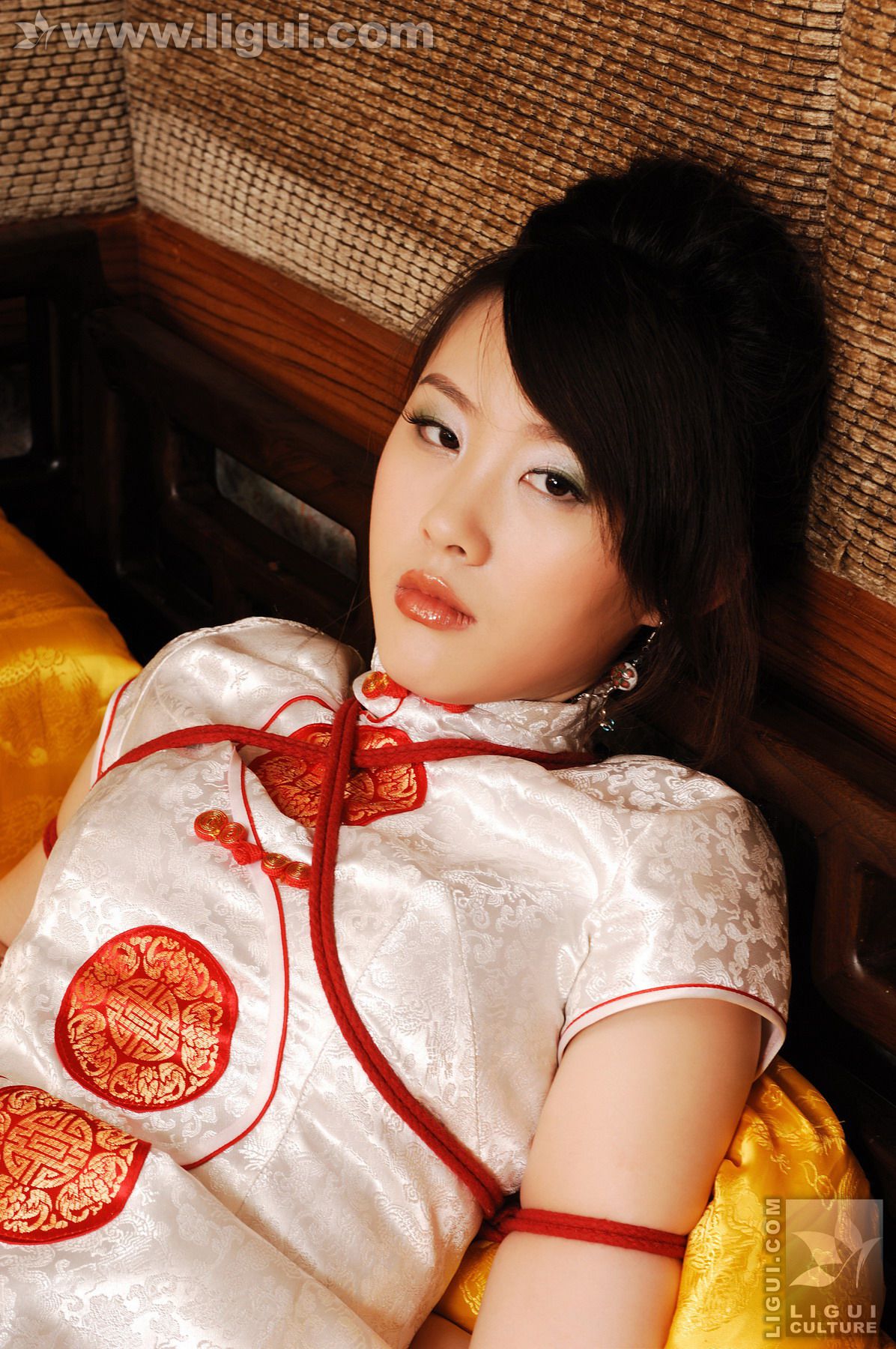 Model 菲菲《美眉被困豪华会》 [丽柜美束LiGui] 丝袜玉足写真图片