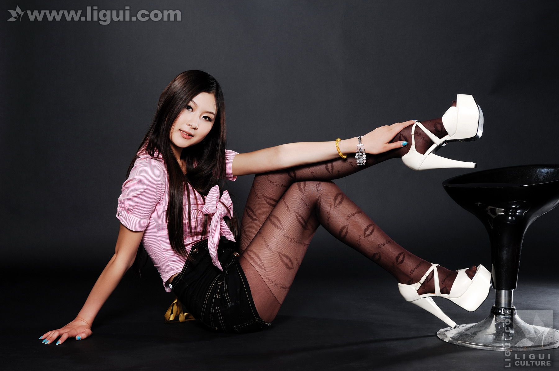 Model 孙跃《性感迷人的丝袜》 [丽柜LiGui] 美腿玉足写真图片