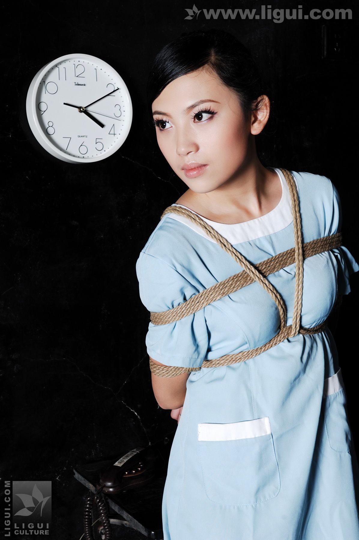 Model 左左《捆绑中的缠绵诱惑》 [丽柜美束LiGui] 美腿玉足写真图片