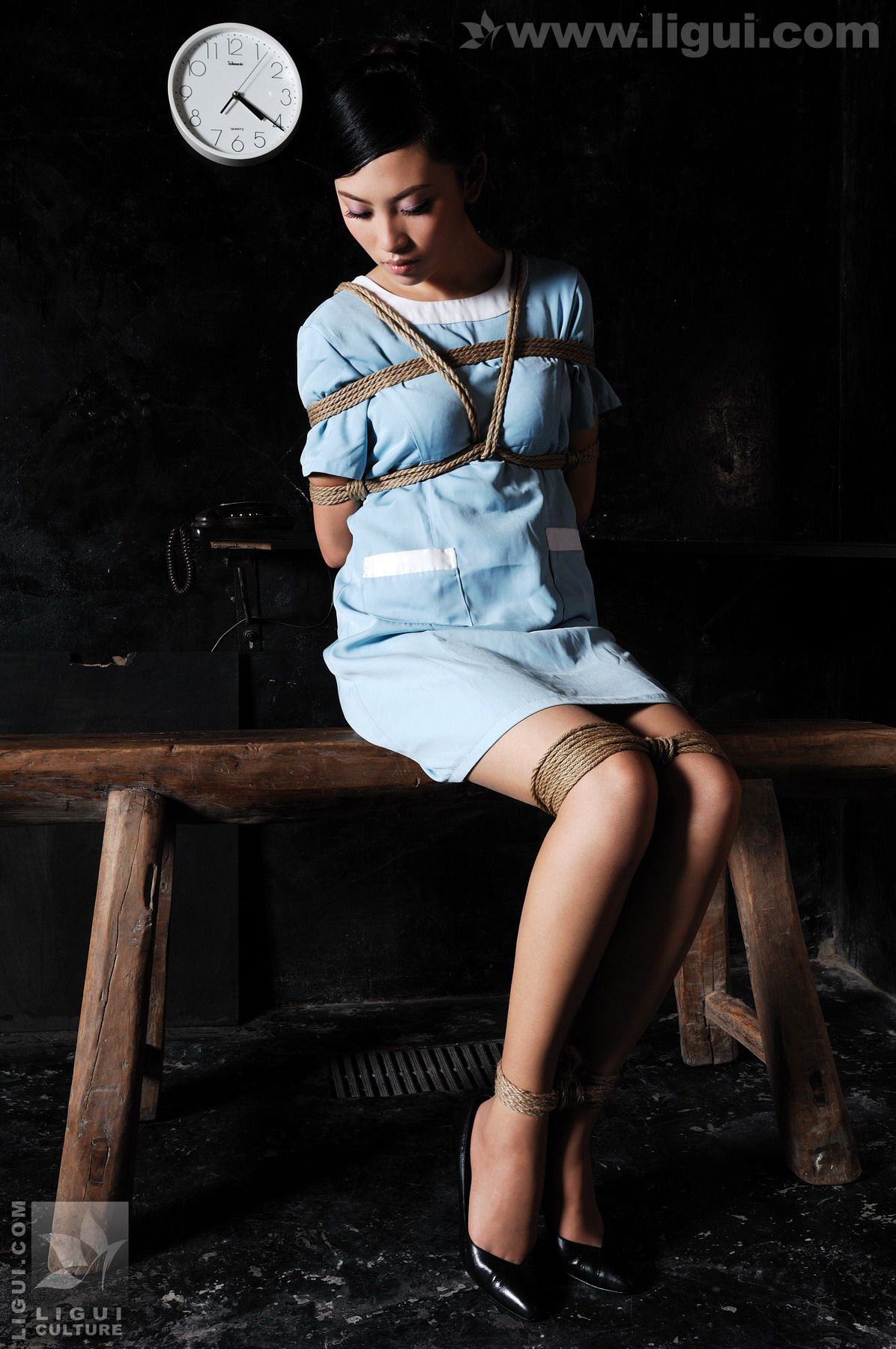 Model 左左《捆绑中的缠绵诱惑》 [丽柜美束LiGui] 美腿玉足写真图片