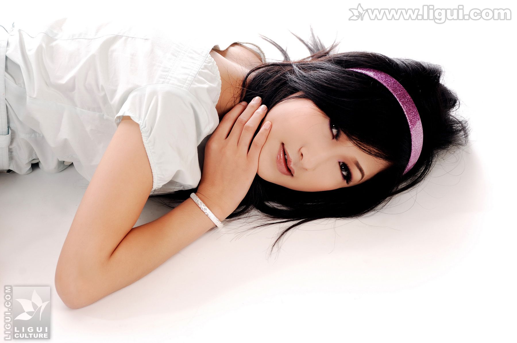 Model 婷婷《白色风情白色诱惑》 [丽柜LiGui] 美腿玉足写真图片