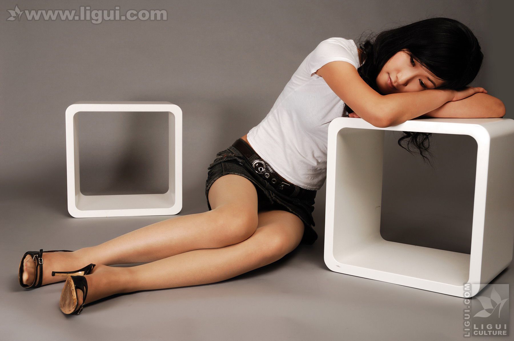 Model 婷婷《几何图形中的美丽诱惑》 [丽柜LiGui] 美腿玉足写真图片