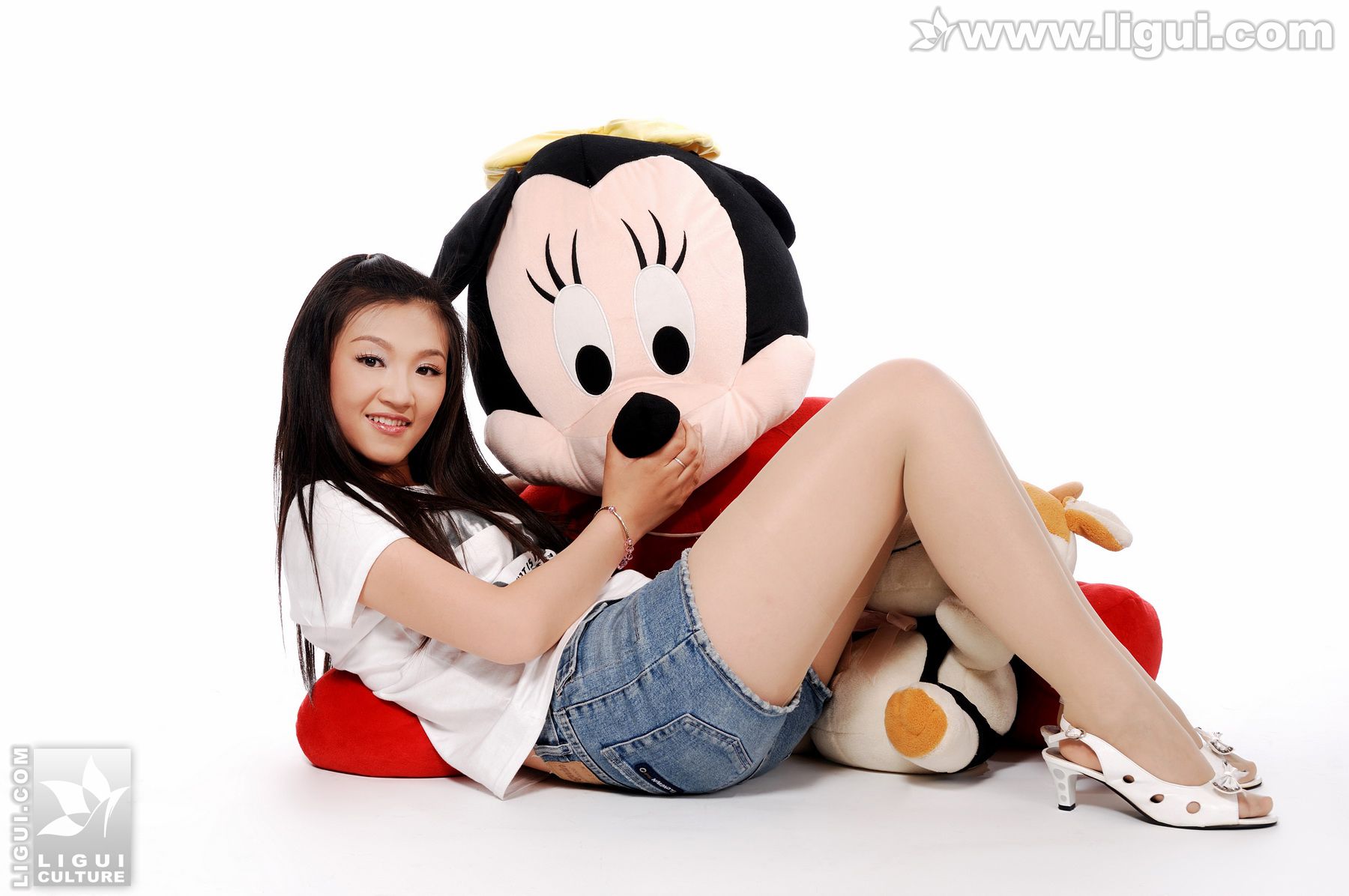 Model 小倩《小倩与玩偶之丝袜美足》 [丽柜LiGui] 美腿玉足写真图片