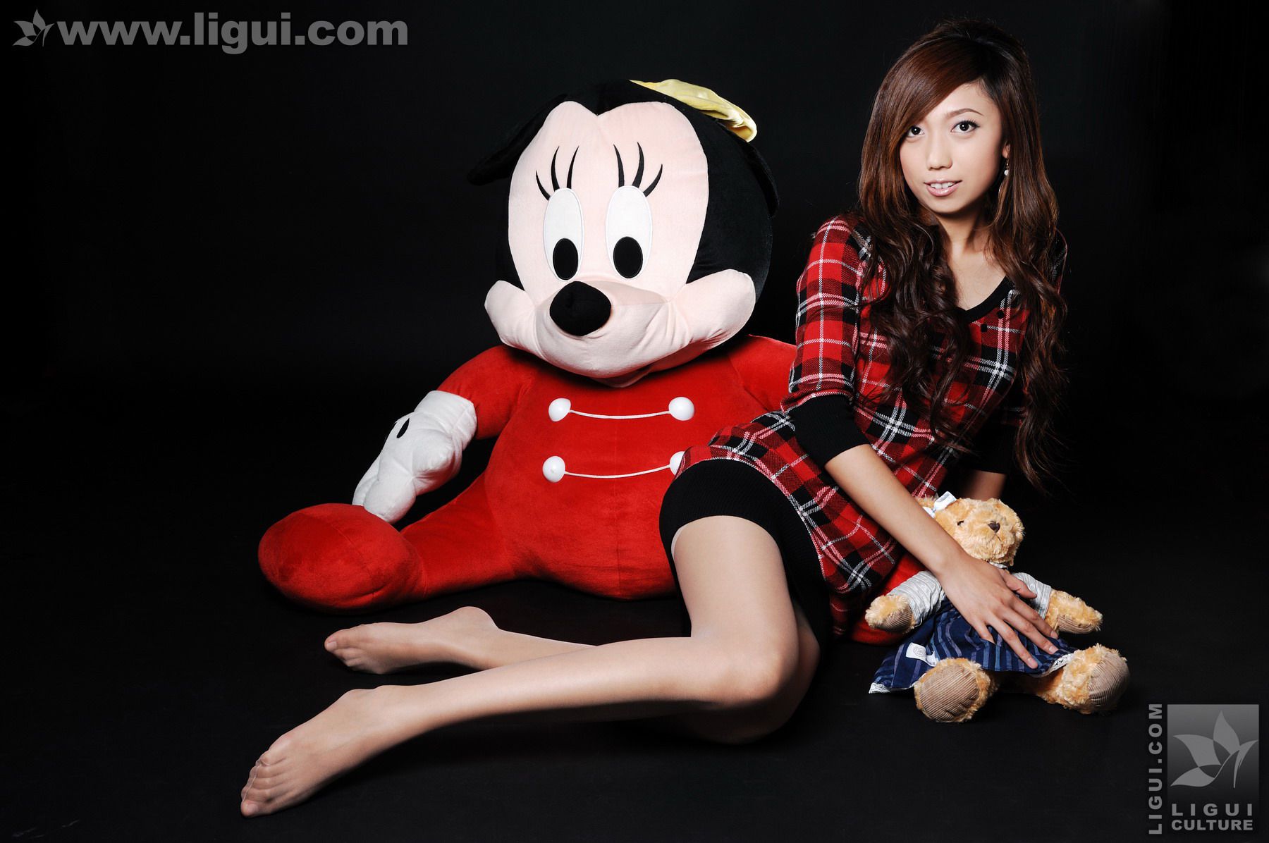 Model 梦娜《与玩偶之间的丝袜美足嬉戏》 [丽柜LiGui] 美腿玉足写真图片