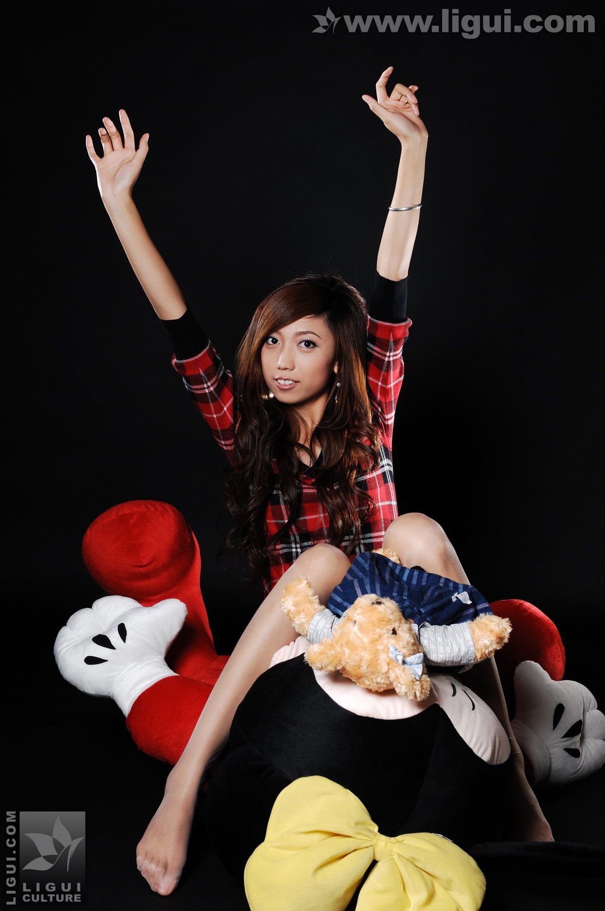 Model 梦娜《与玩偶之间的丝袜美足嬉戏》 [丽柜LiGui] 美腿玉足写真图片