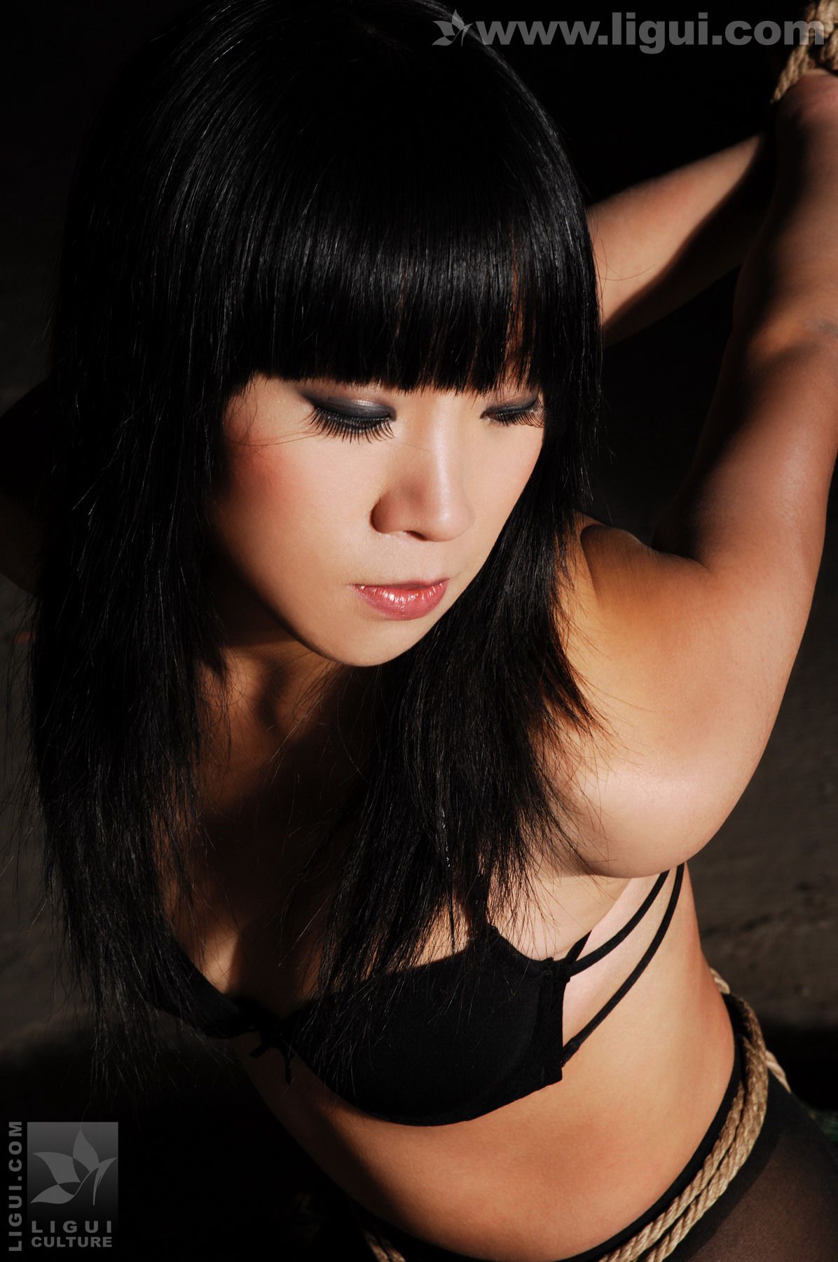 Model 伊园《黑丝诱惑捆绑主题》 [丽柜美束LiGui] 美腿玉足写真图片
