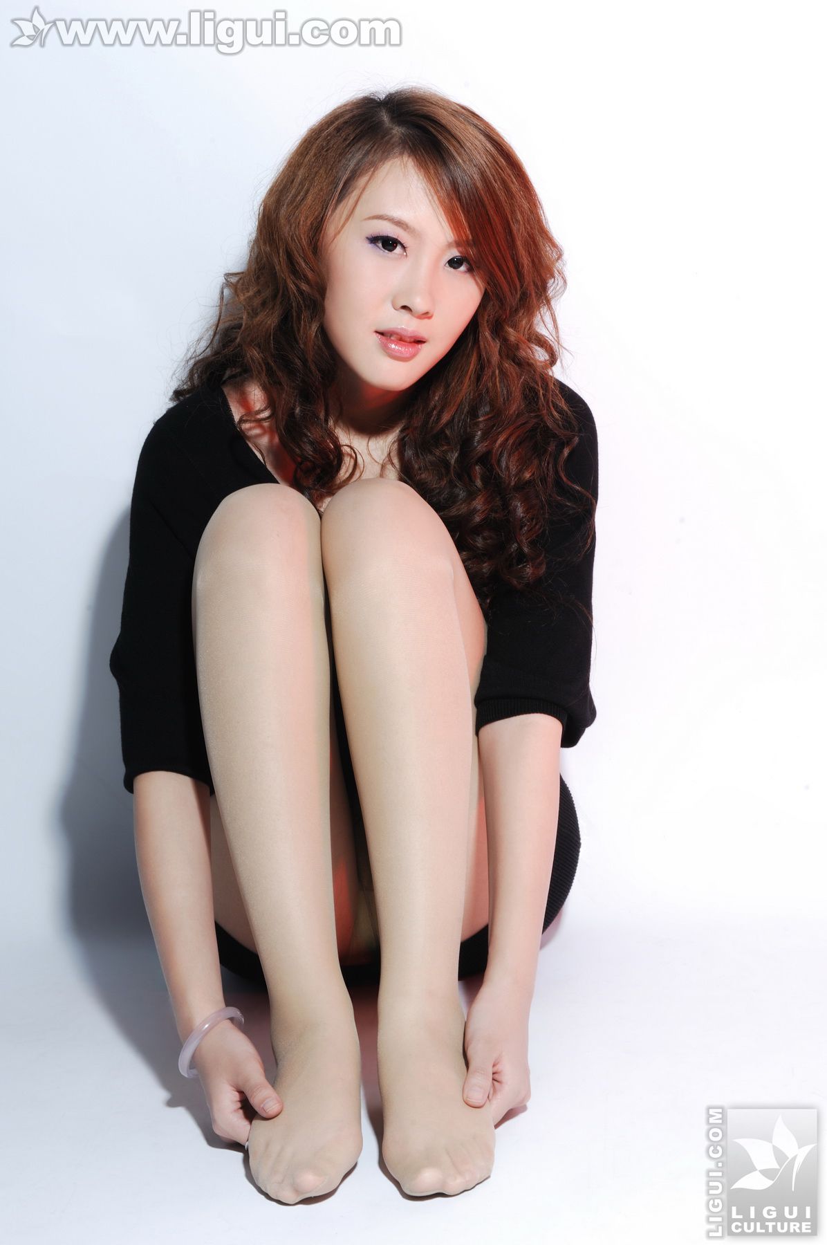 Model 菲菲《高贵气质的高跟女郎》 [丽柜LiGui] 美腿玉足写真图片