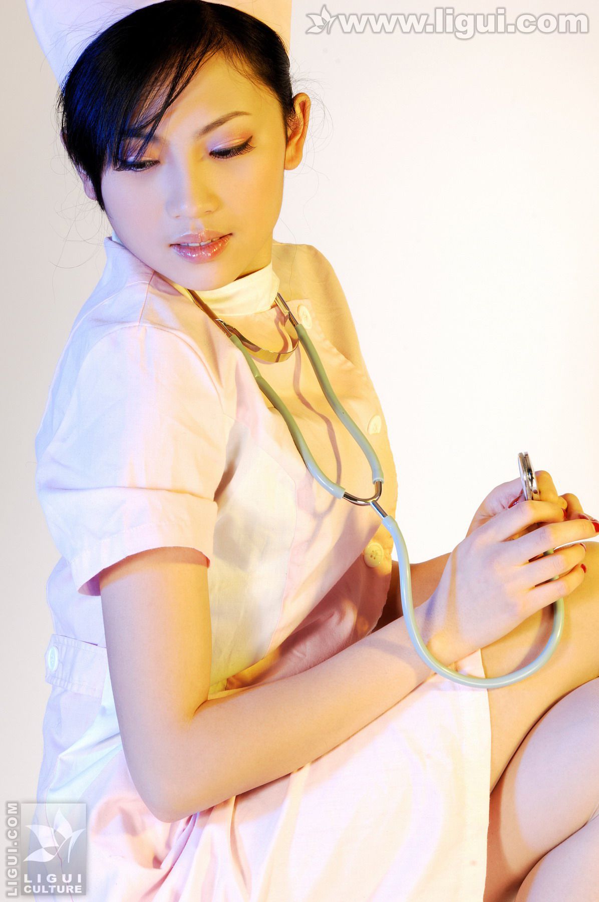 Model 左左《完美的护士情节》 [丽柜LiGui] 美腿玉足写真图片