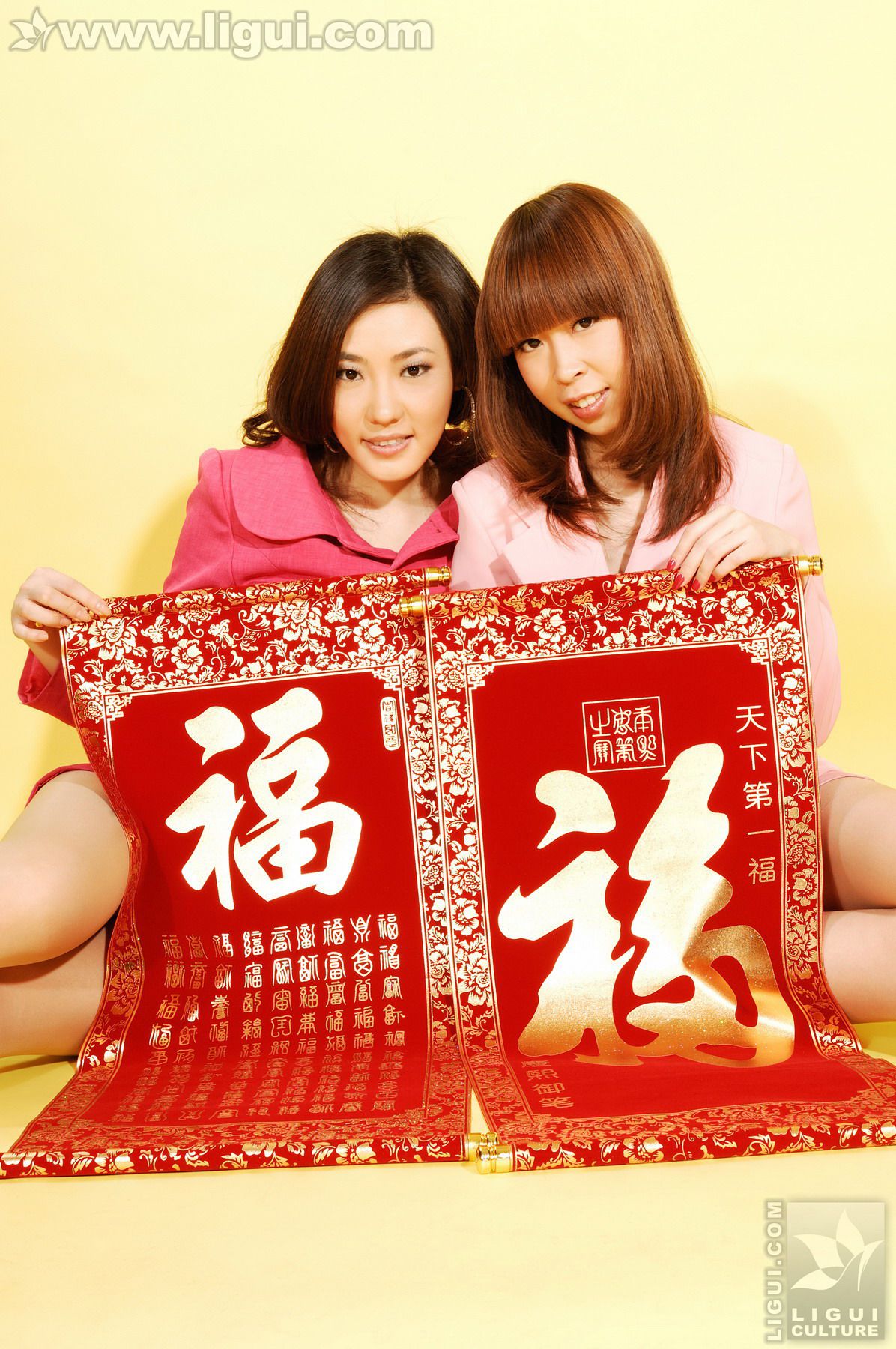 Model VicKy、CoCo《新年丝足特辑》 [丽柜LiGui] 美腿玉足写真图片