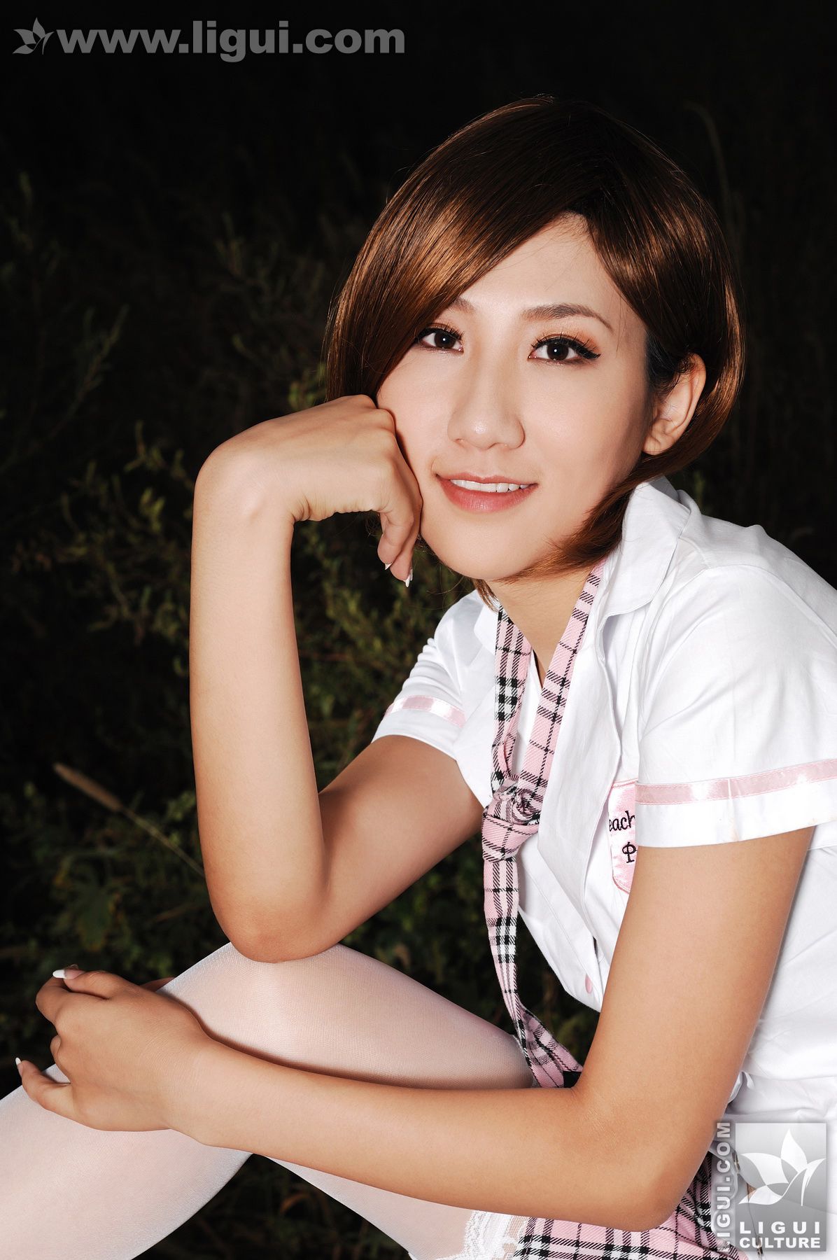 Model 李璐《荒野建筑中的丝袜经典视觉》 [丽柜LiGui] 美腿玉足写真图片