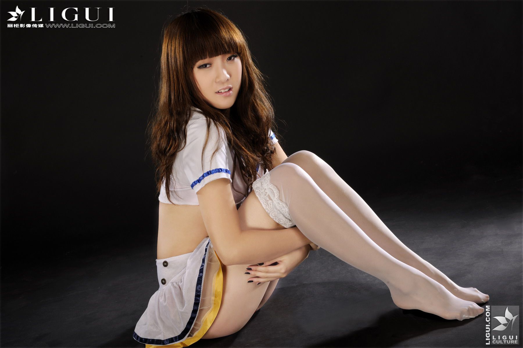 Model 桃子《白丝水手服》 [丽柜LiGui] 美腿玉足写真图片