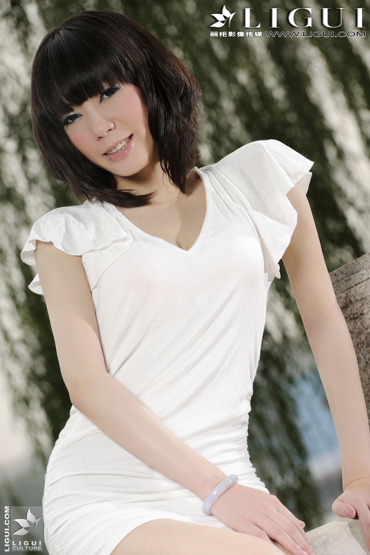 Model 乐乐《丝足戏水》 [丽柜LiGui] 美腿玉足写真图片