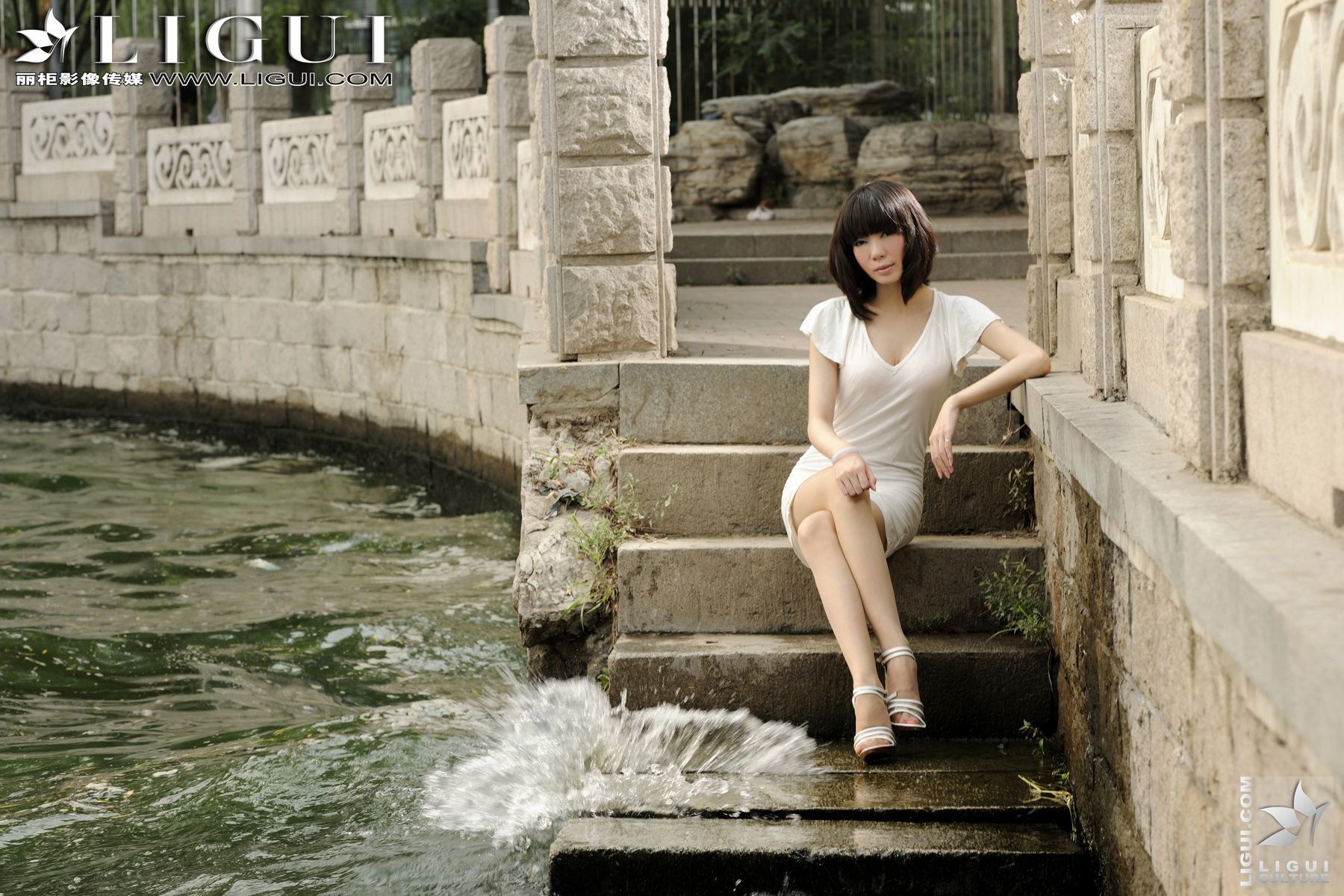 Model 乐乐《丝足戏水》 [丽柜LiGui] 美腿玉足写真图片
