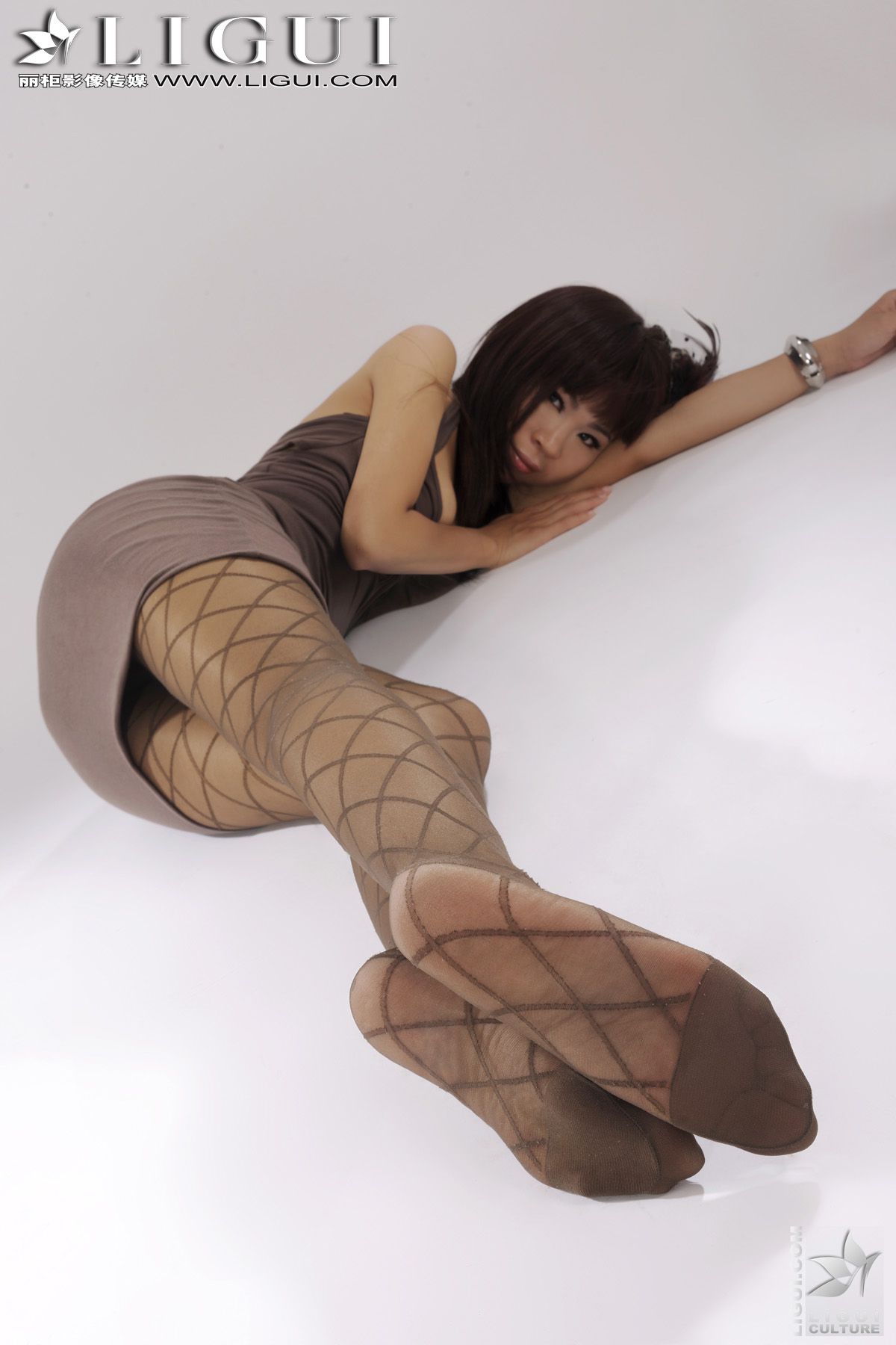 Model 田甜《网丝的诱惑》 [丽柜LiGui] 美腿玉足写真图片