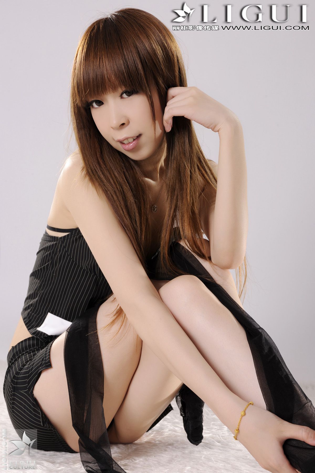 Model Vicky《美足皇后之Vicky黑丝》 上下合集 [丽柜LiGui] 美腿玉足写真图片