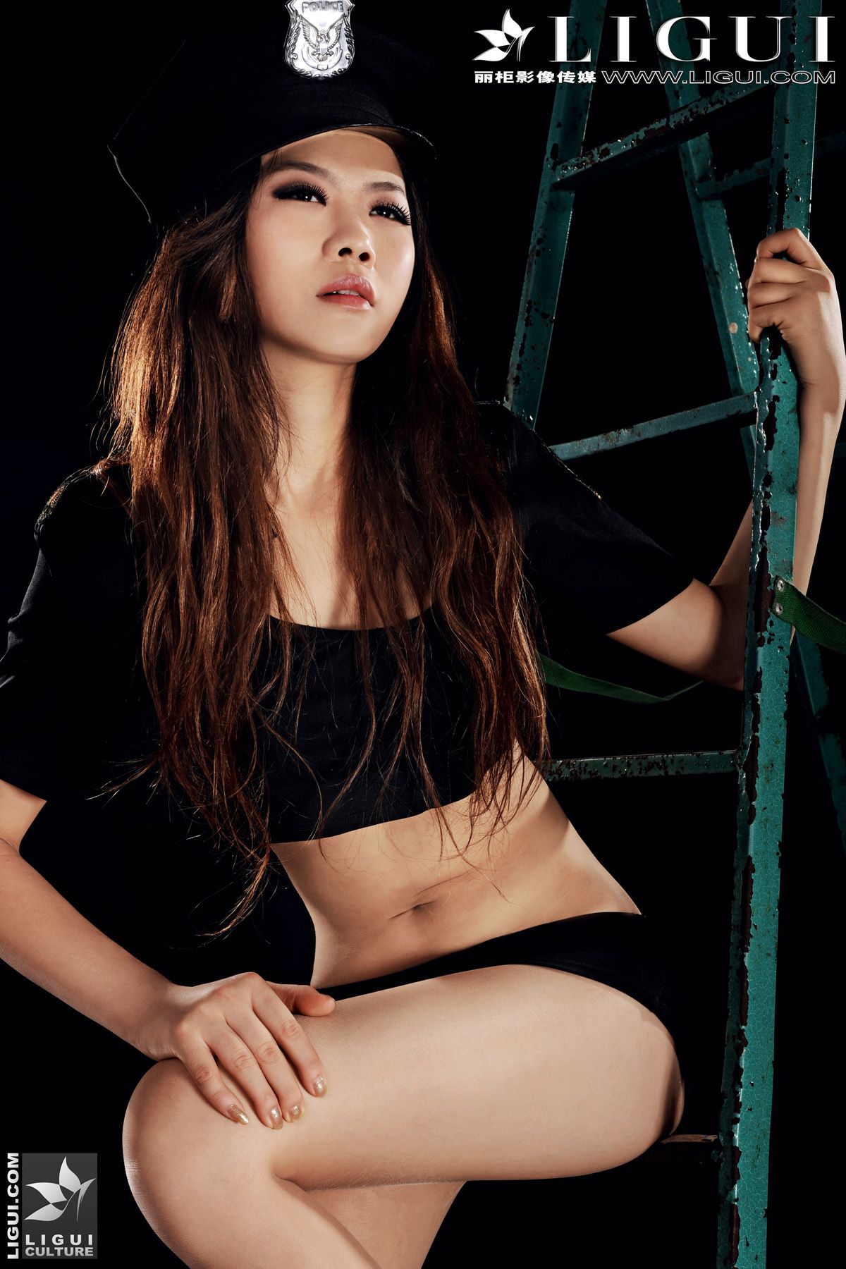 Model 怡萱《俏丽的女警》 上下合集 [丽柜LiGui] 美腿玉足写真图片
