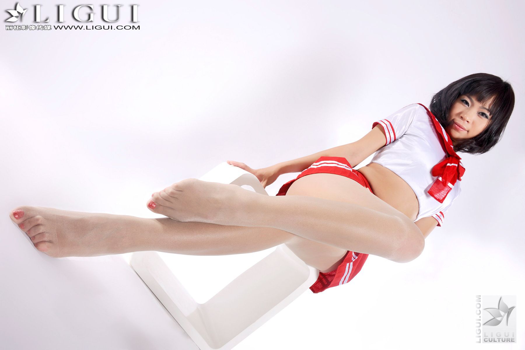 Model 田甜《红色水手服》 上下合集 [丽柜LiGui] 美腿玉足写真图片