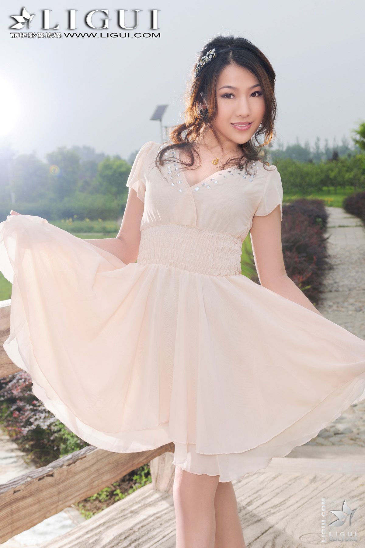 Model 文静《公园裡的丝襪美女》 [丽柜LiGui] 美腿玉足写真图片