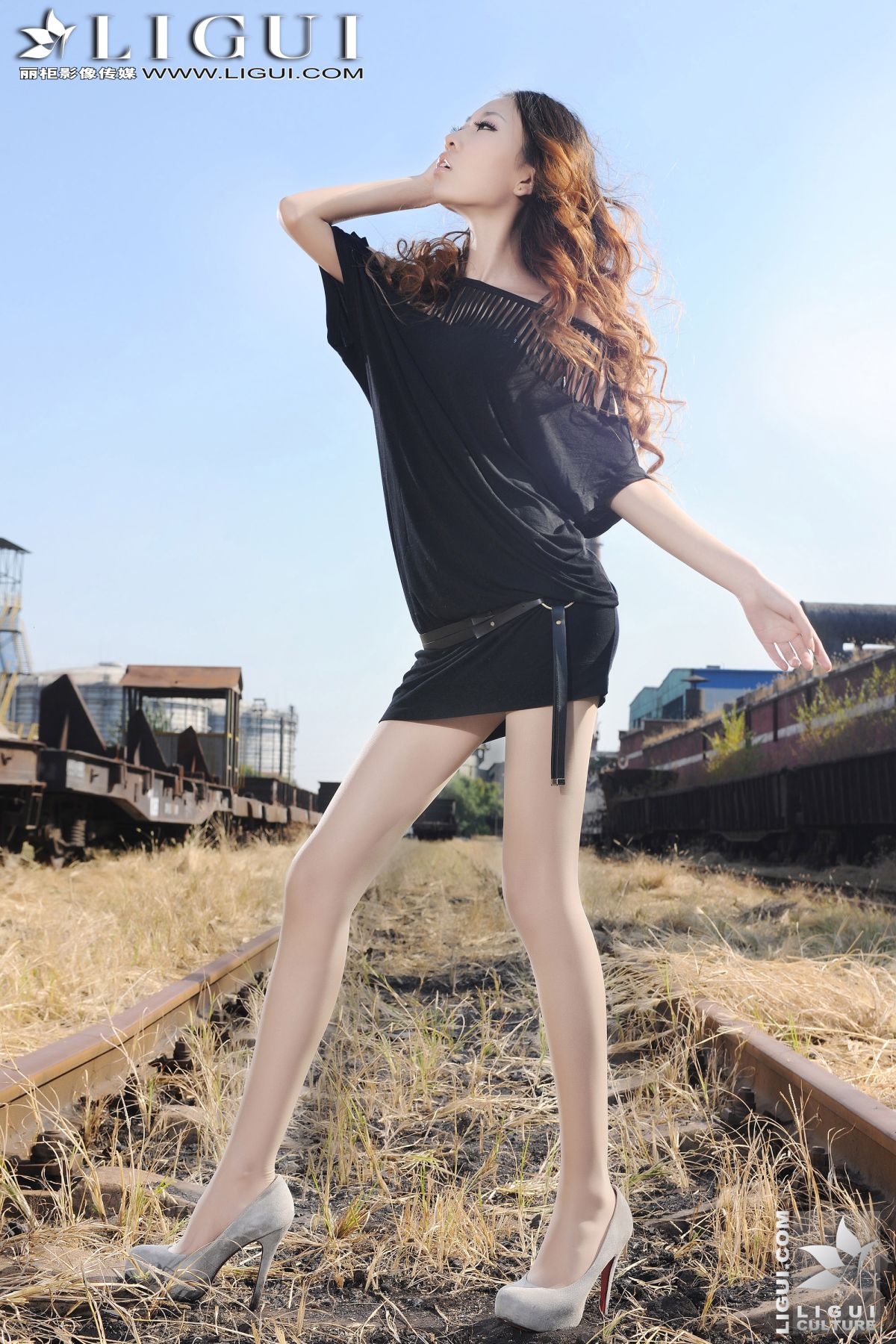 Model 文欣《小镇火车站的美腿诱惑》上下合集 [丽柜LiGui] 美腿玉足写真图片
