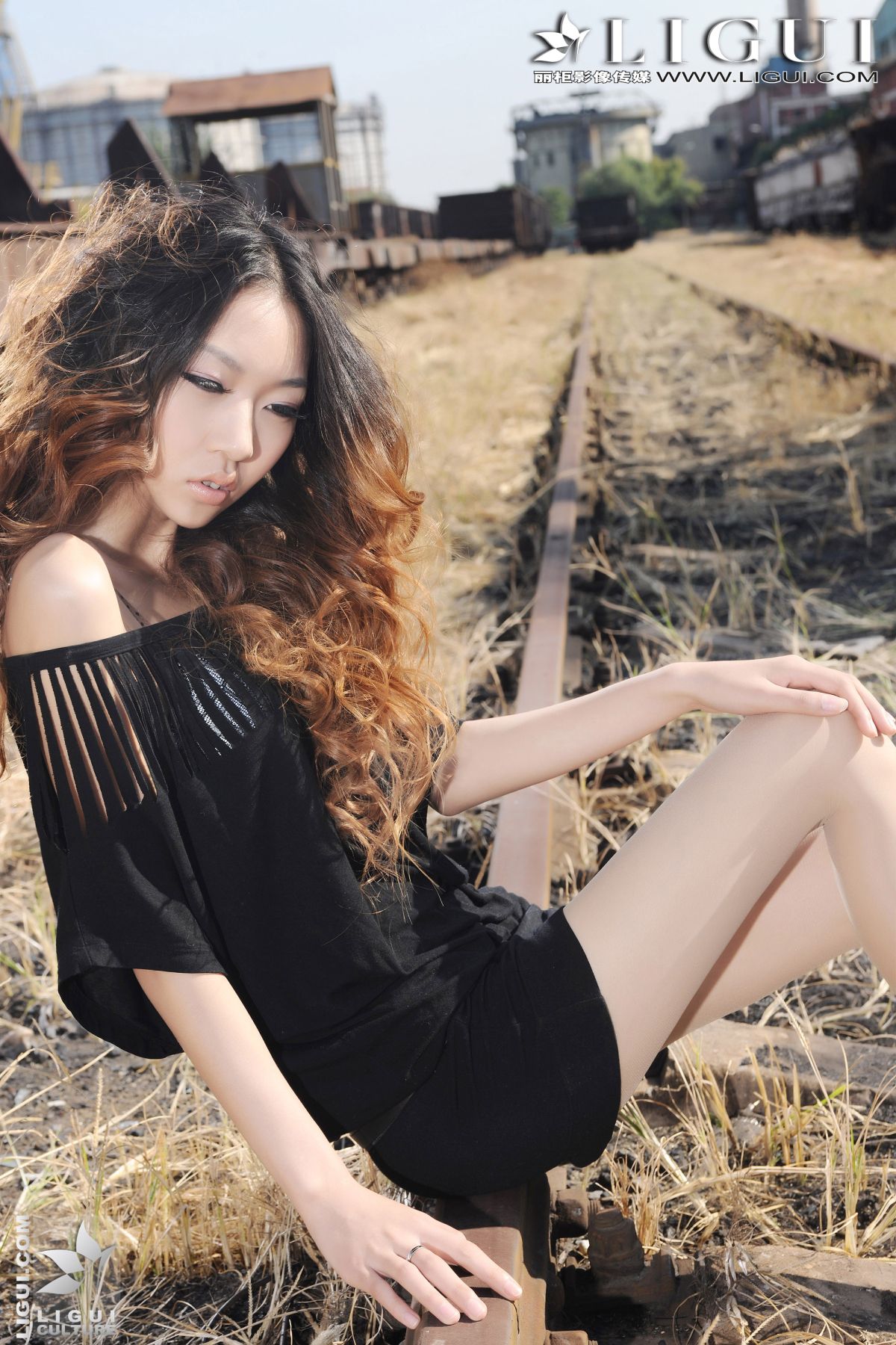 Model 文欣《小镇火车站的美腿诱惑》上下合集 [丽柜LiGui] 美腿玉足写真图片