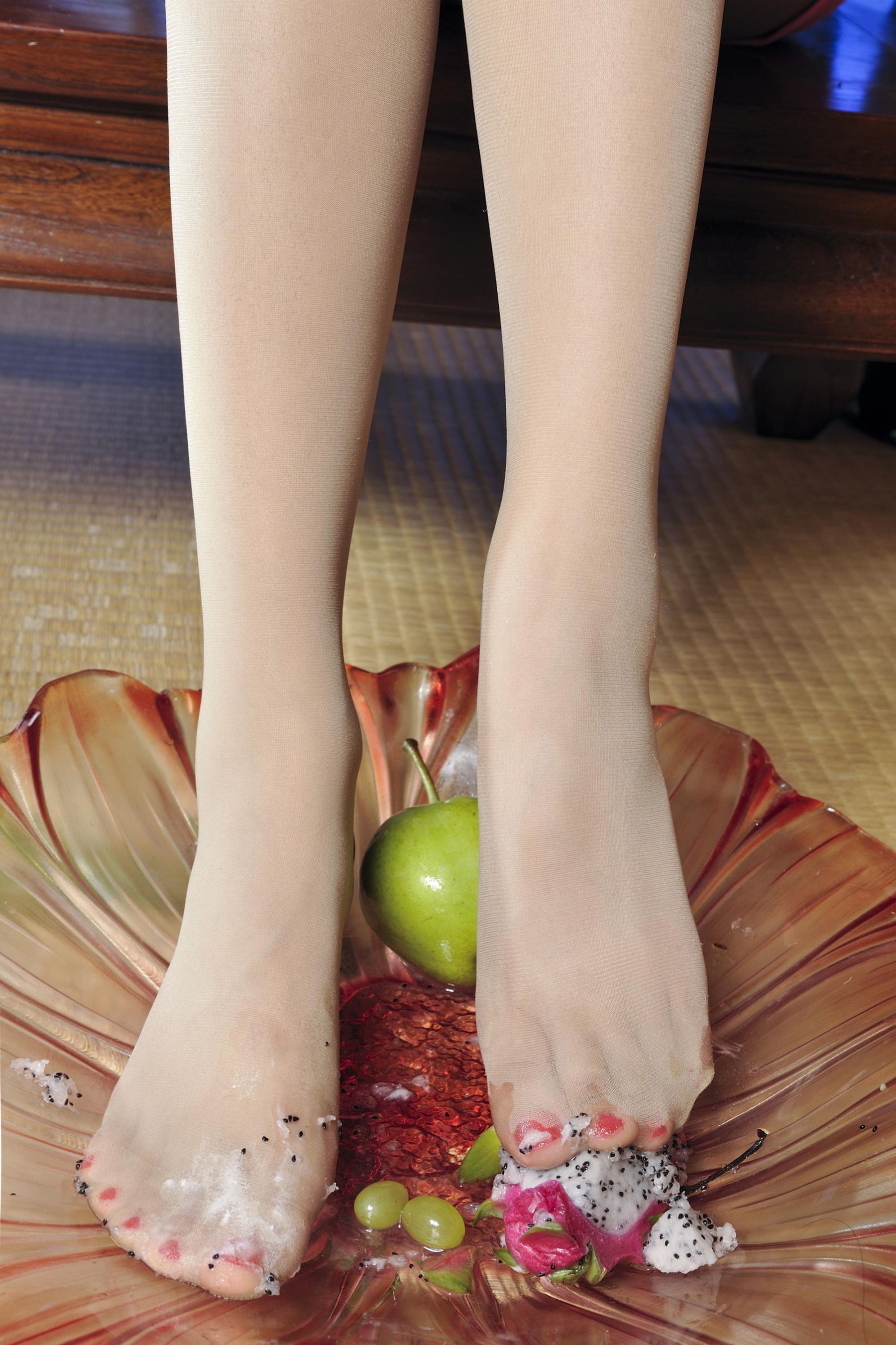 Model 笑笑《水果肉丝美足》上下合集 [丽柜LiGui] 美腿玉足写真图片
