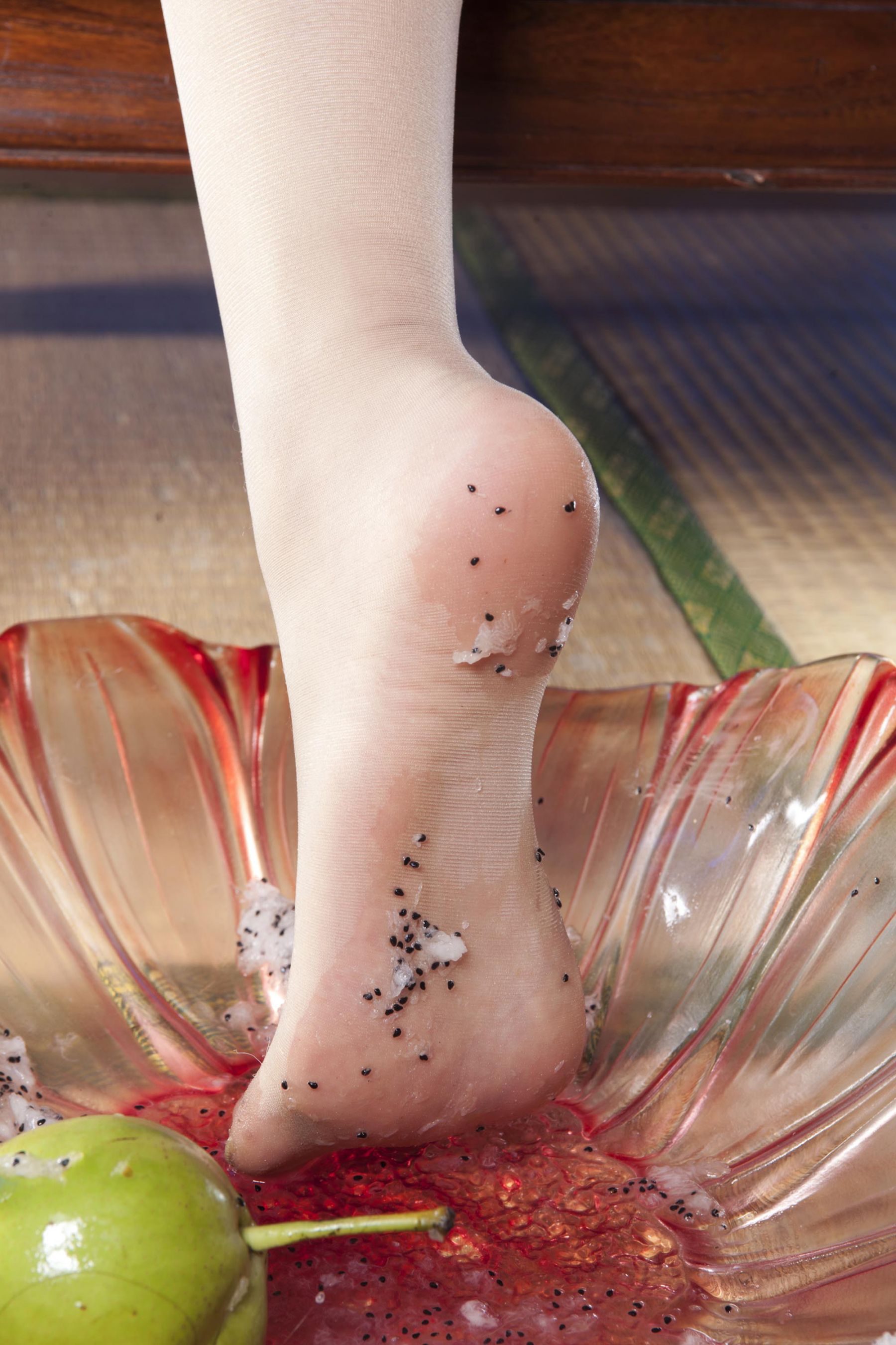 Model 笑笑《水果肉丝美足》上下合集 [丽柜LiGui] 美腿玉足写真图片