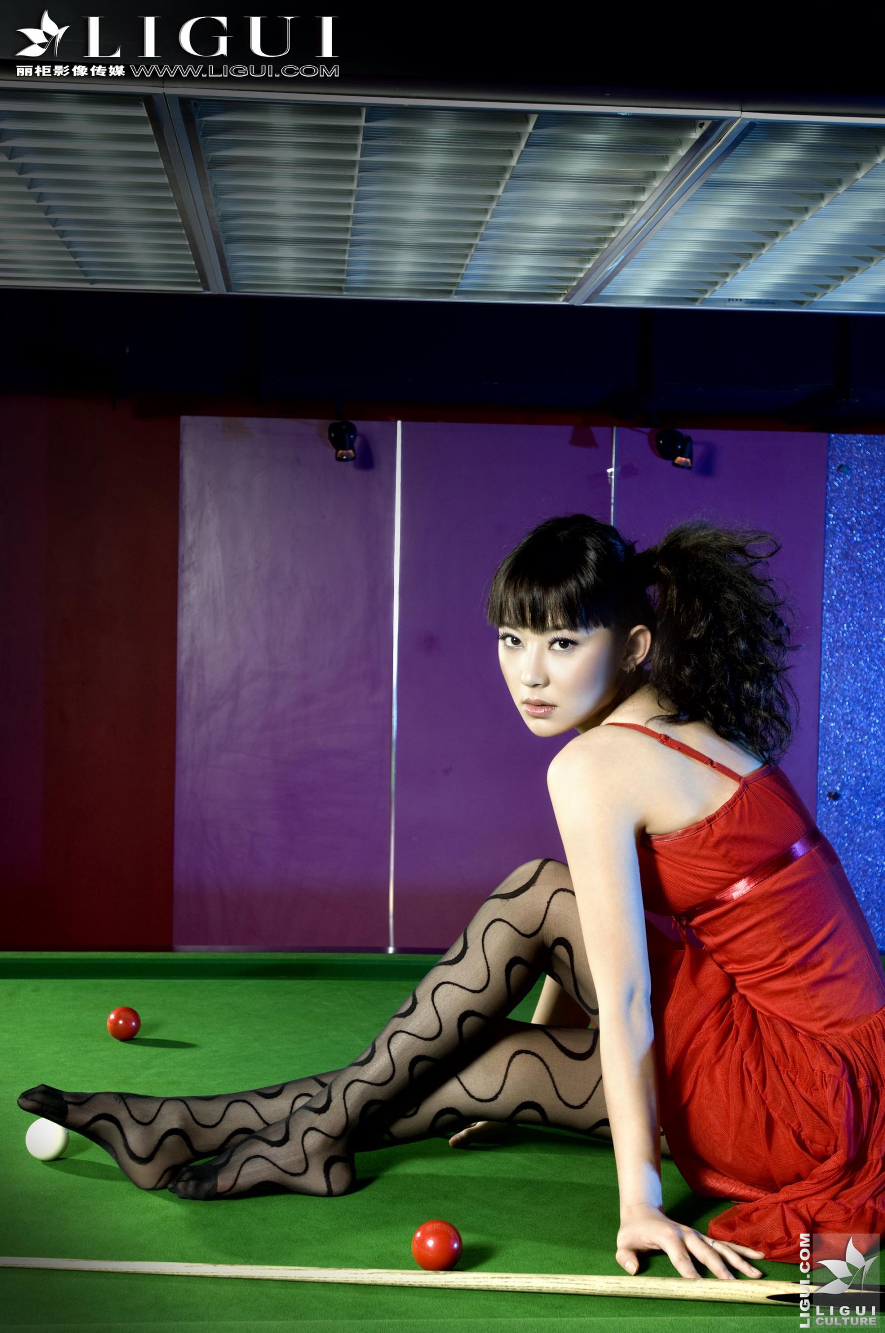 Model 咪惠美《台球室里的刹人机器》 [丽柜LiGui] 美腿玉足写真图片