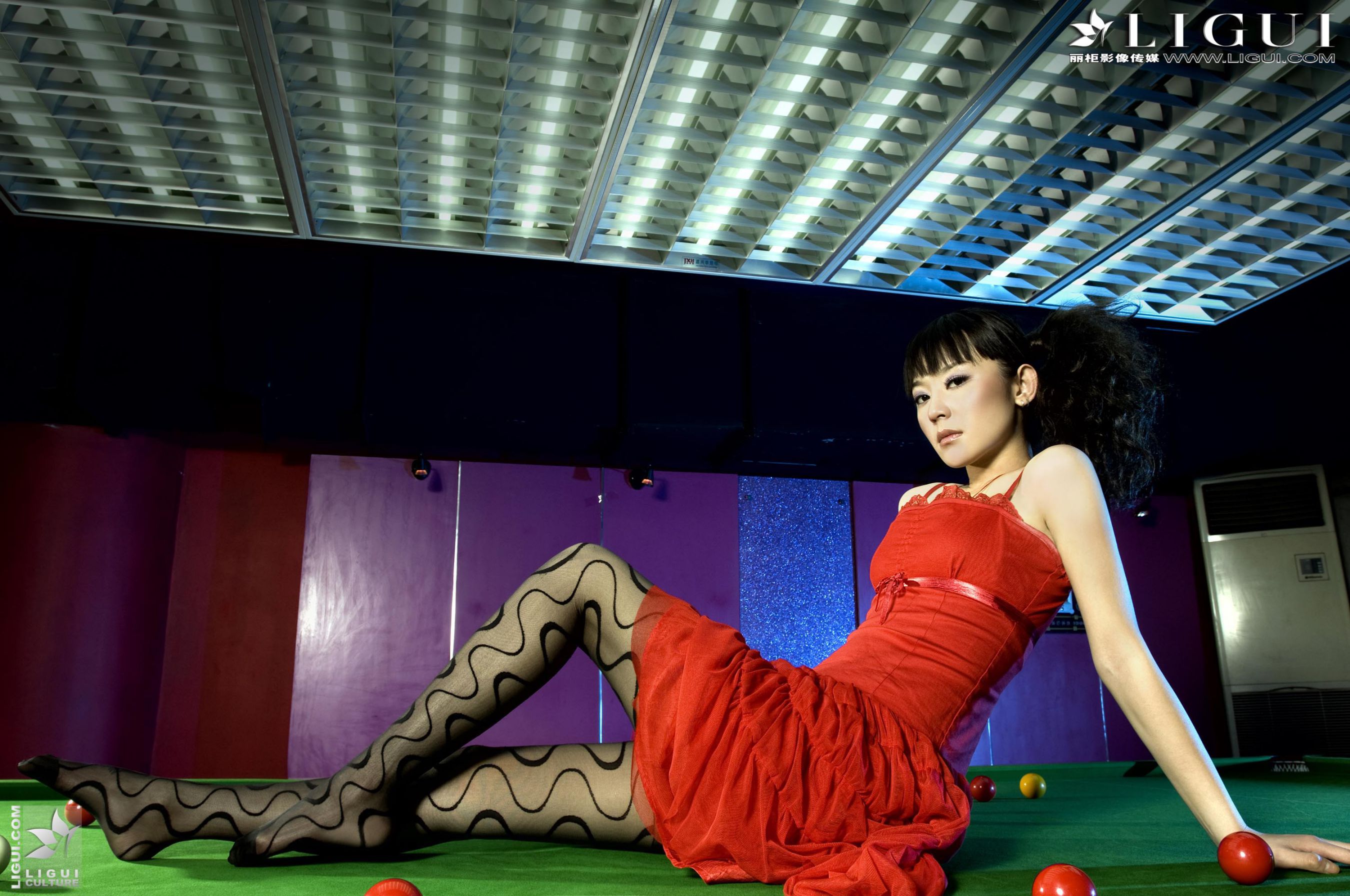 Model 咪惠美《台球室里的刹人机器》 [丽柜LiGui] 美腿玉足写真图片