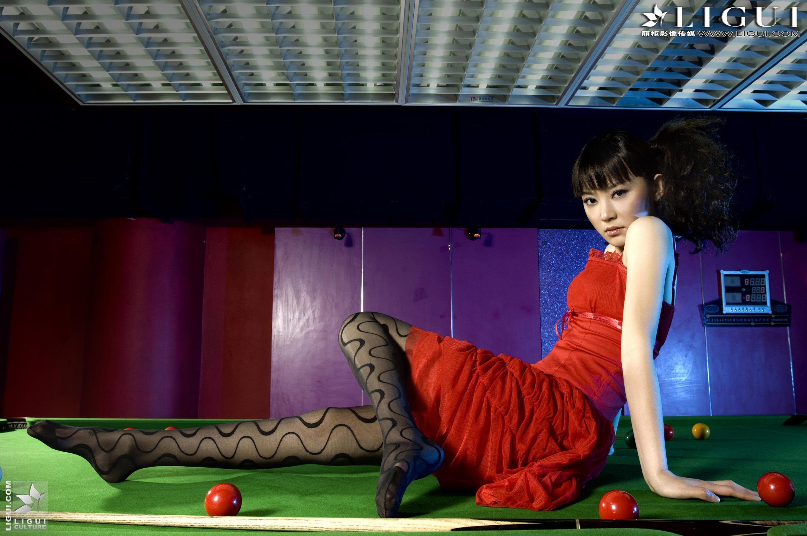 Model 咪惠美《台球室里的刹人机器》 [丽柜LiGui] 美腿玉足写真图片