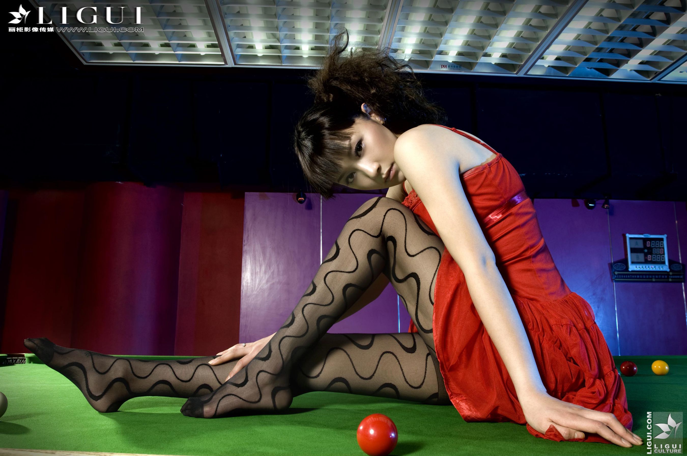 Model 咪惠美《台球室里的刹人机器》 [丽柜LiGui] 美腿玉足写真图片
