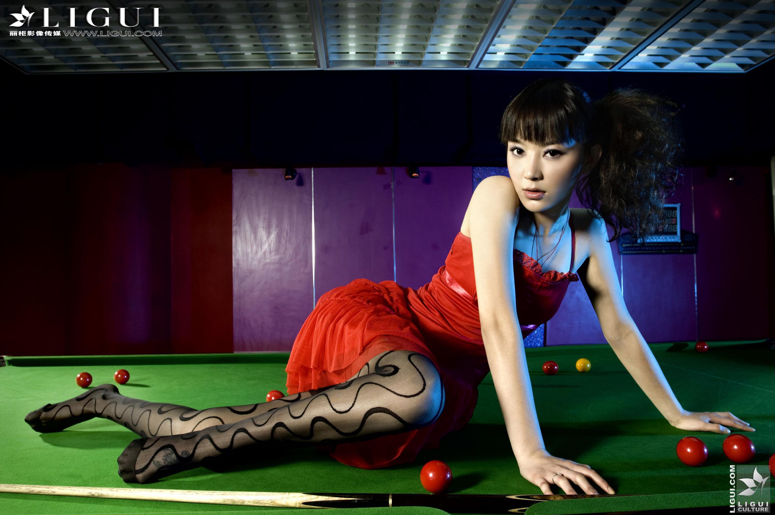 Model 咪惠美《台球室里的刹人机器》 [丽柜LiGui] 美腿玉足写真图片