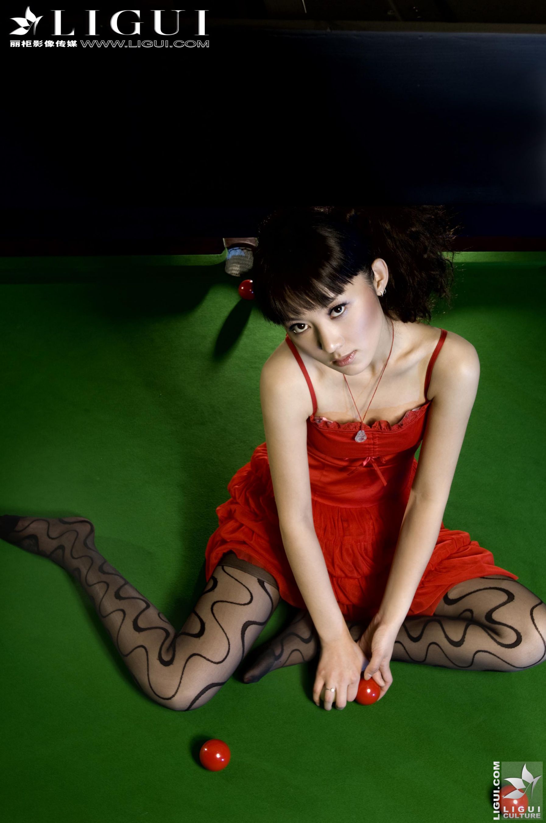 Model 咪惠美《台球室里的刹人机器》 [丽柜LiGui] 美腿玉足写真图片