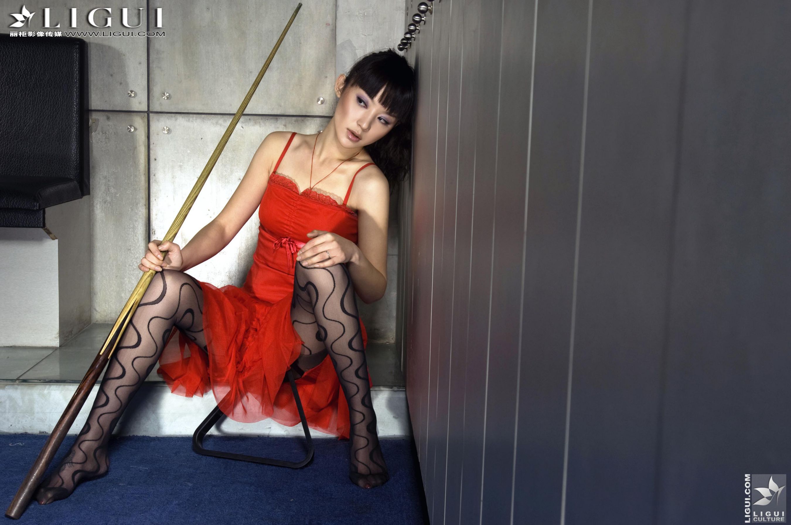 Model 咪惠美《台球室里的刹人机器》 [丽柜LiGui] 美腿玉足写真图片