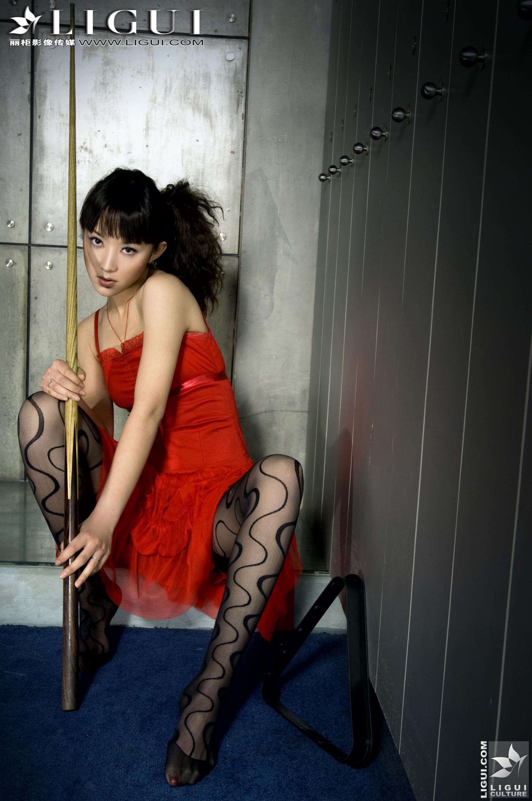 Model 咪惠美《台球室里的刹人机器》 [丽柜LiGui] 美腿玉足写真图片