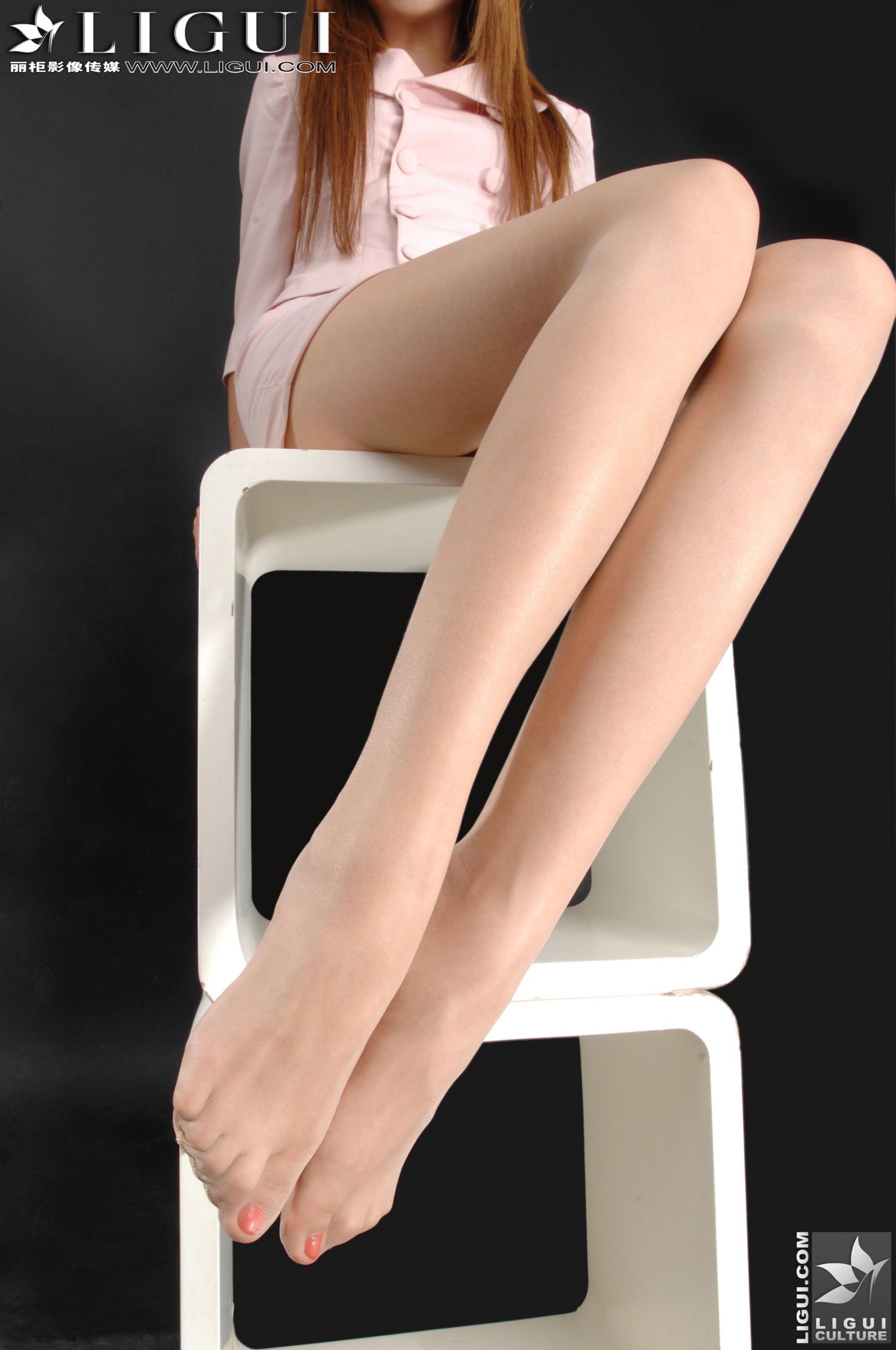 Model 可馨《粉色丽人丝足》上下合集 [丽柜LiGui] 美腿玉足写真图片