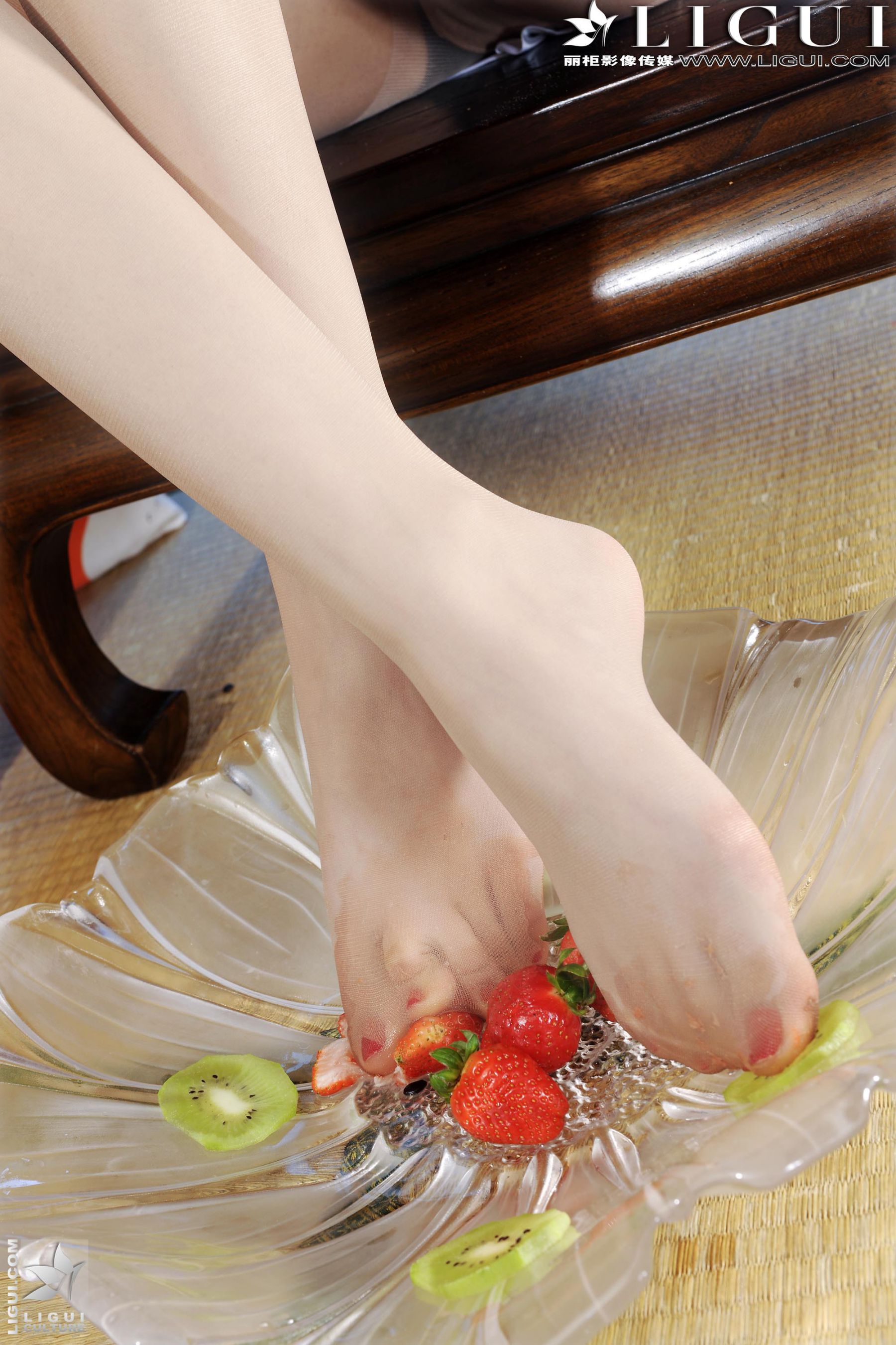 Model 文欣《和服睡衣水果丝足》 [丽柜LiGui] 美腿玉足写真图片