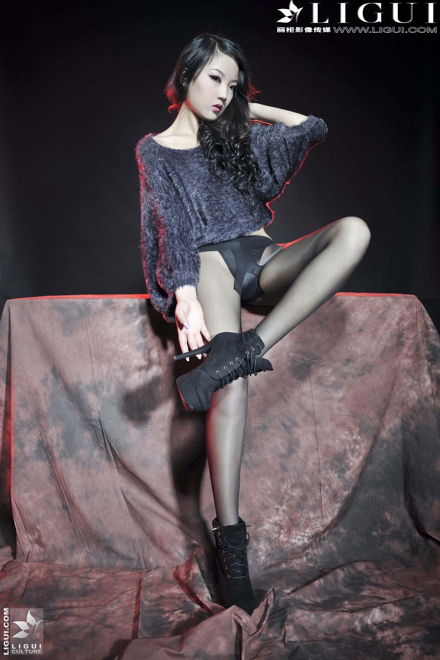Model 司琪《皮草黑丝女郎》 [丽柜LiGui] 美腿玉足写真图片