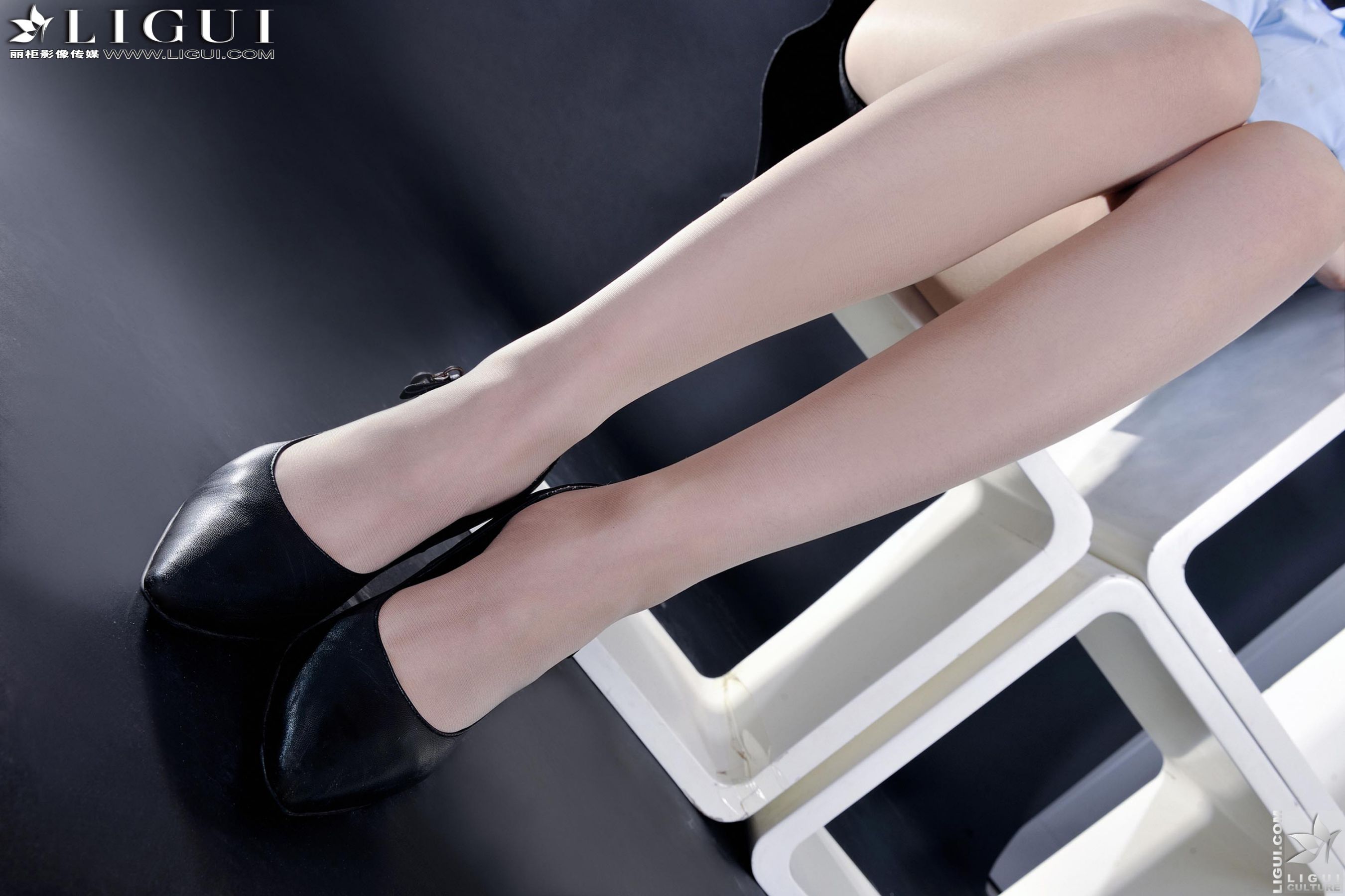 Model 凌凌《职业装制服丝足》上下合集  [丽柜LiGui] 美腿玉足写真图片