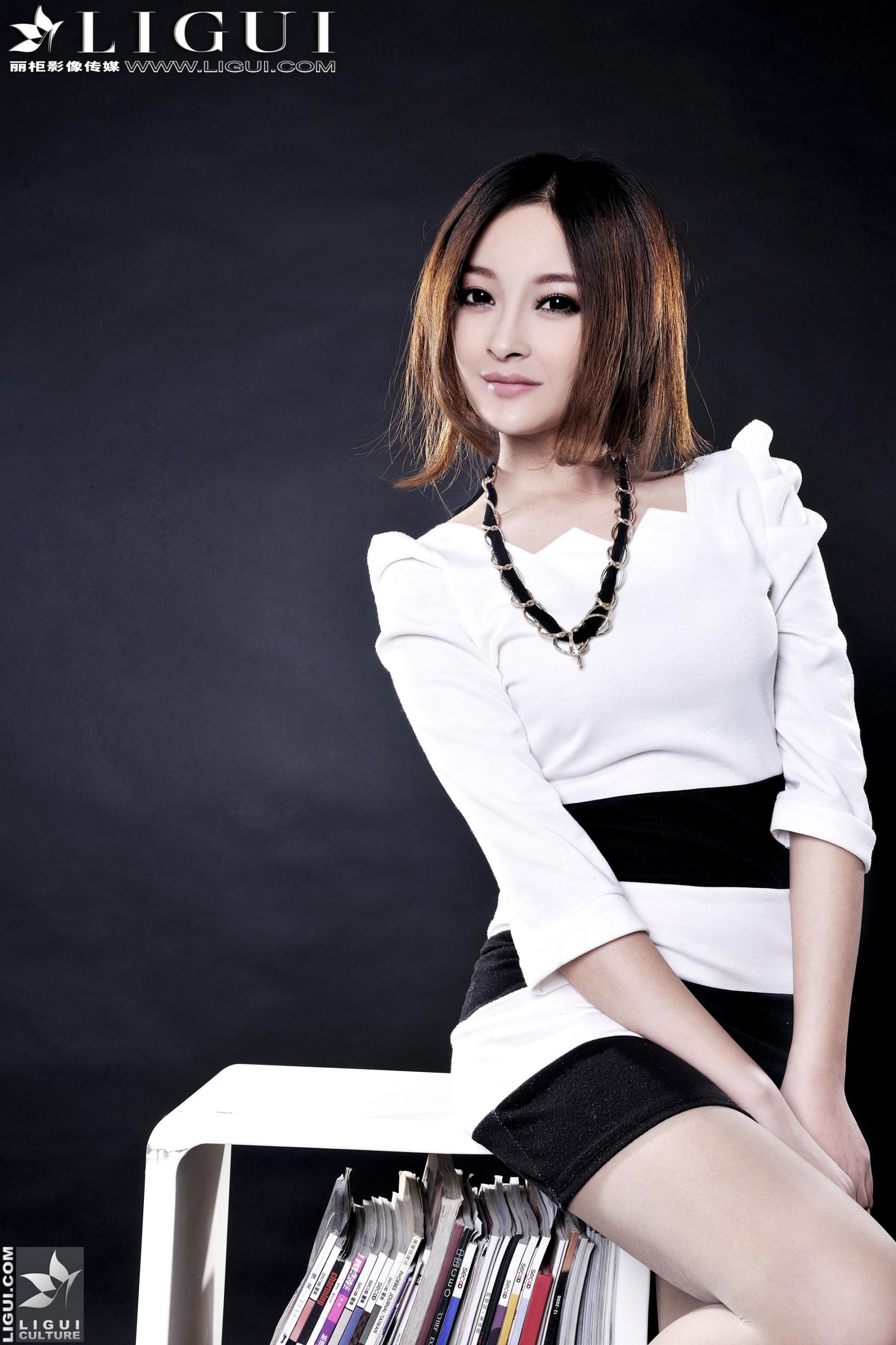 Model 小杨幂《极品时尚职业装女郎》 [丽柜LiGui] 美腿玉足写真图片