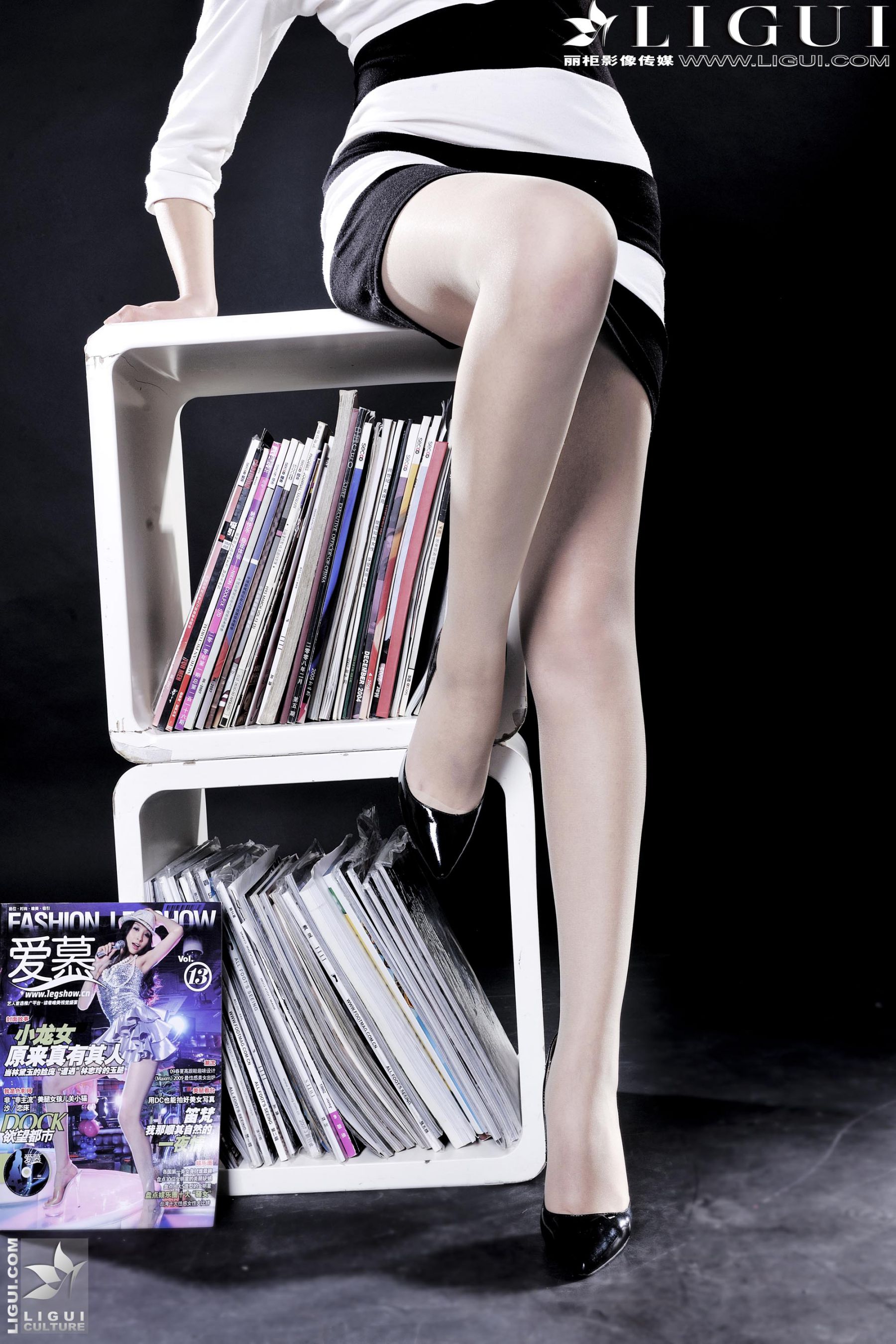 Model 小杨幂《极品时尚职业装女郎》 [丽柜LiGui] 美腿玉足写真图片