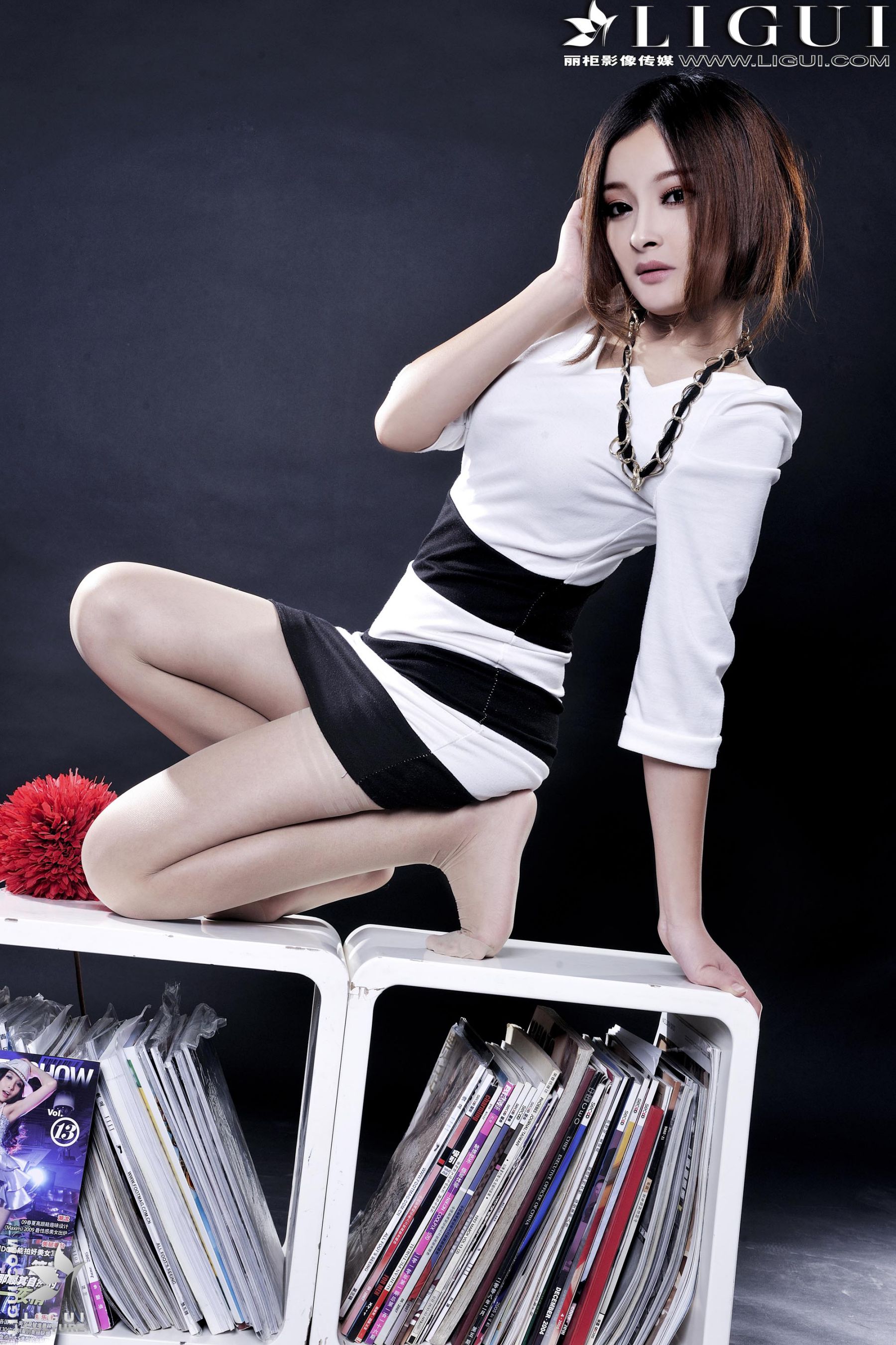 Model 小杨幂《极品时尚职业装女郎》 [丽柜LiGui] 美腿玉足写真图片