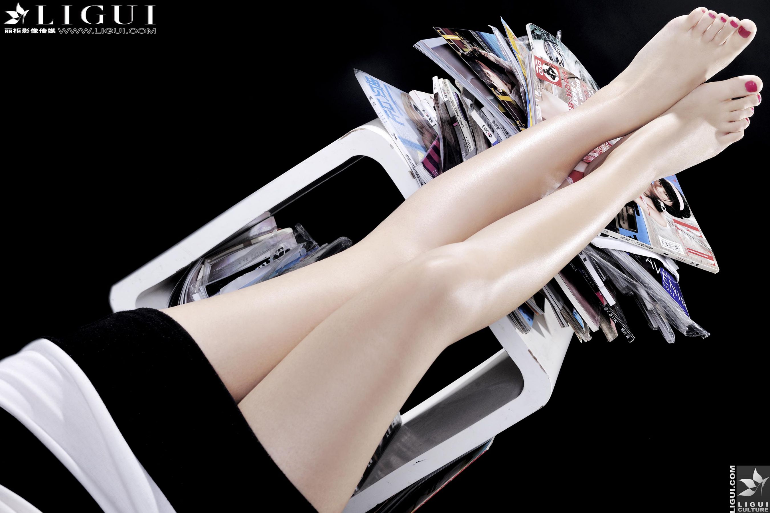 Model 小杨幂《极品时尚职业装女郎》 [丽柜LiGui] 美腿玉足写真图片