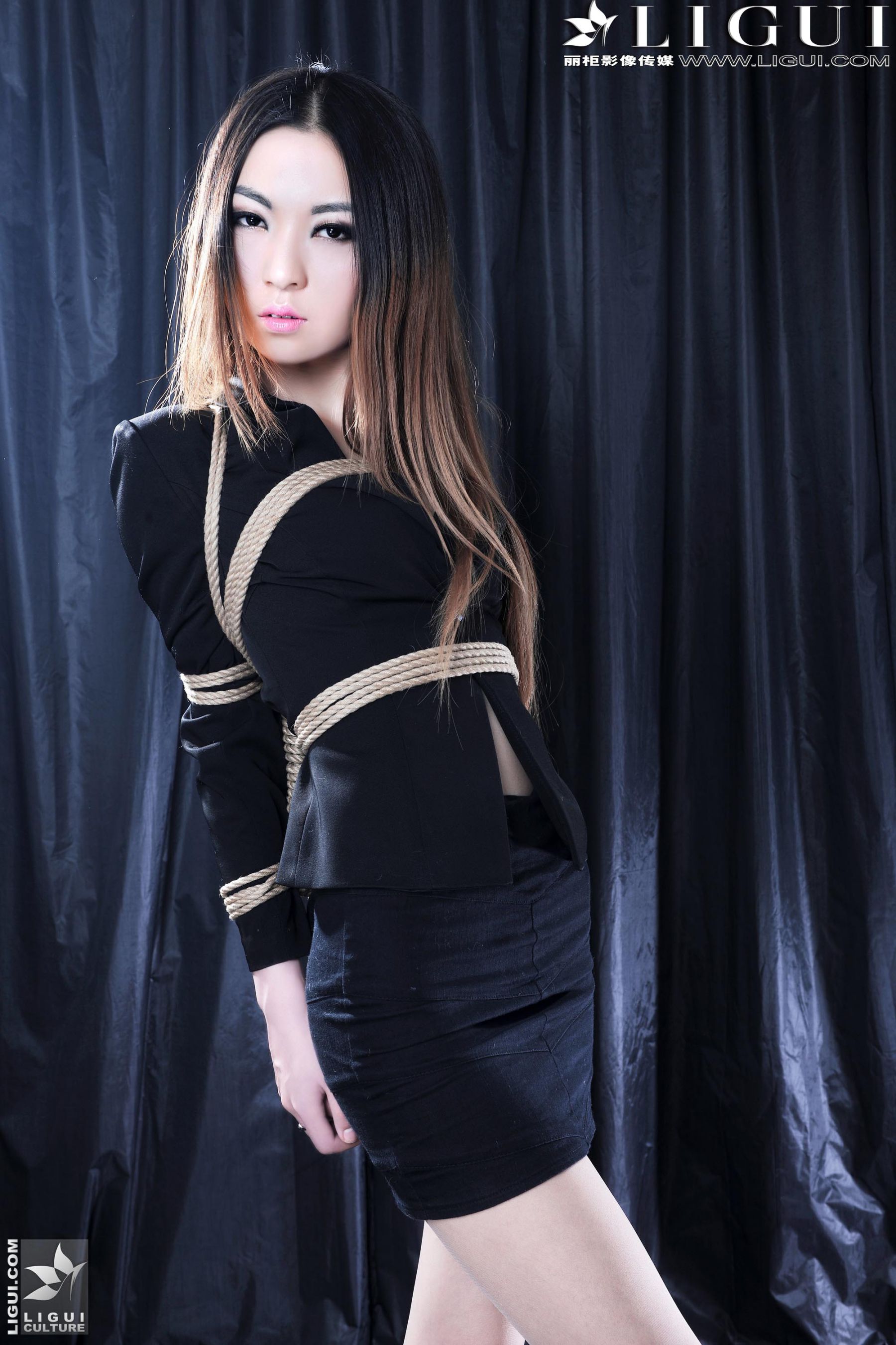 [丽柜美束LiGui] Model 文欣《制服捆绑系列》 美腿玉足写真图片