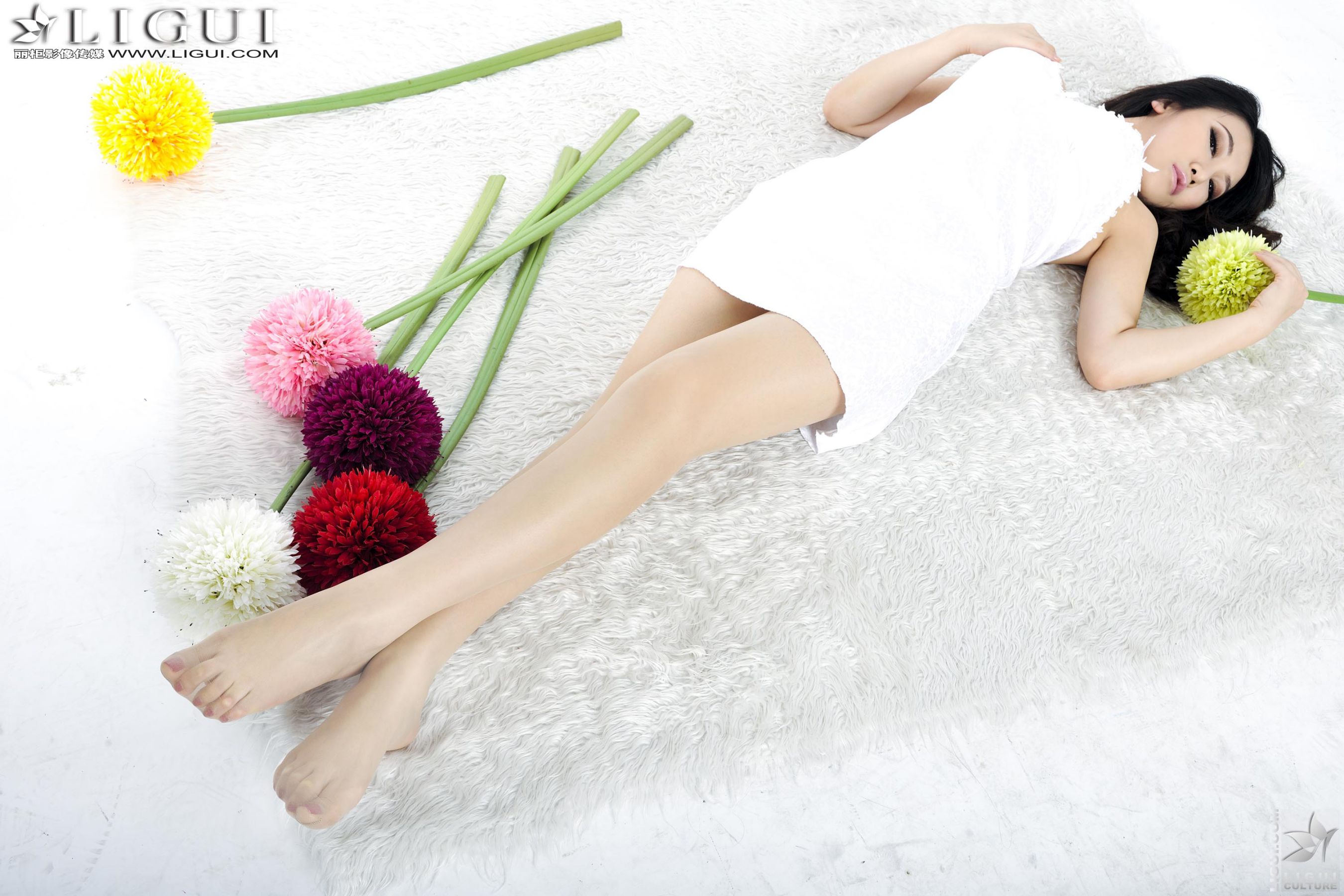 Model 文静《唯美睡衣美足》上下全集 [丽柜LiGui] 美腿玉足写真图片