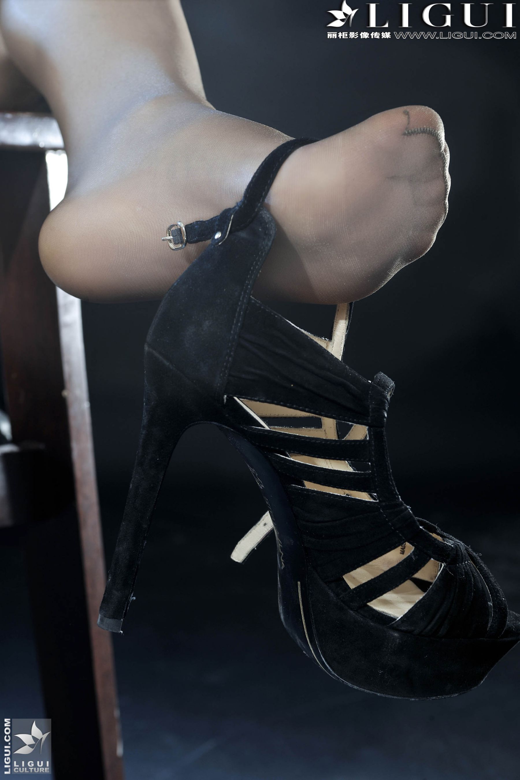 Model 晴晴《极品高跟女郎丝足魅惑》上下全集 [丽柜贵足LiGui] 美腿玉足写真图片
