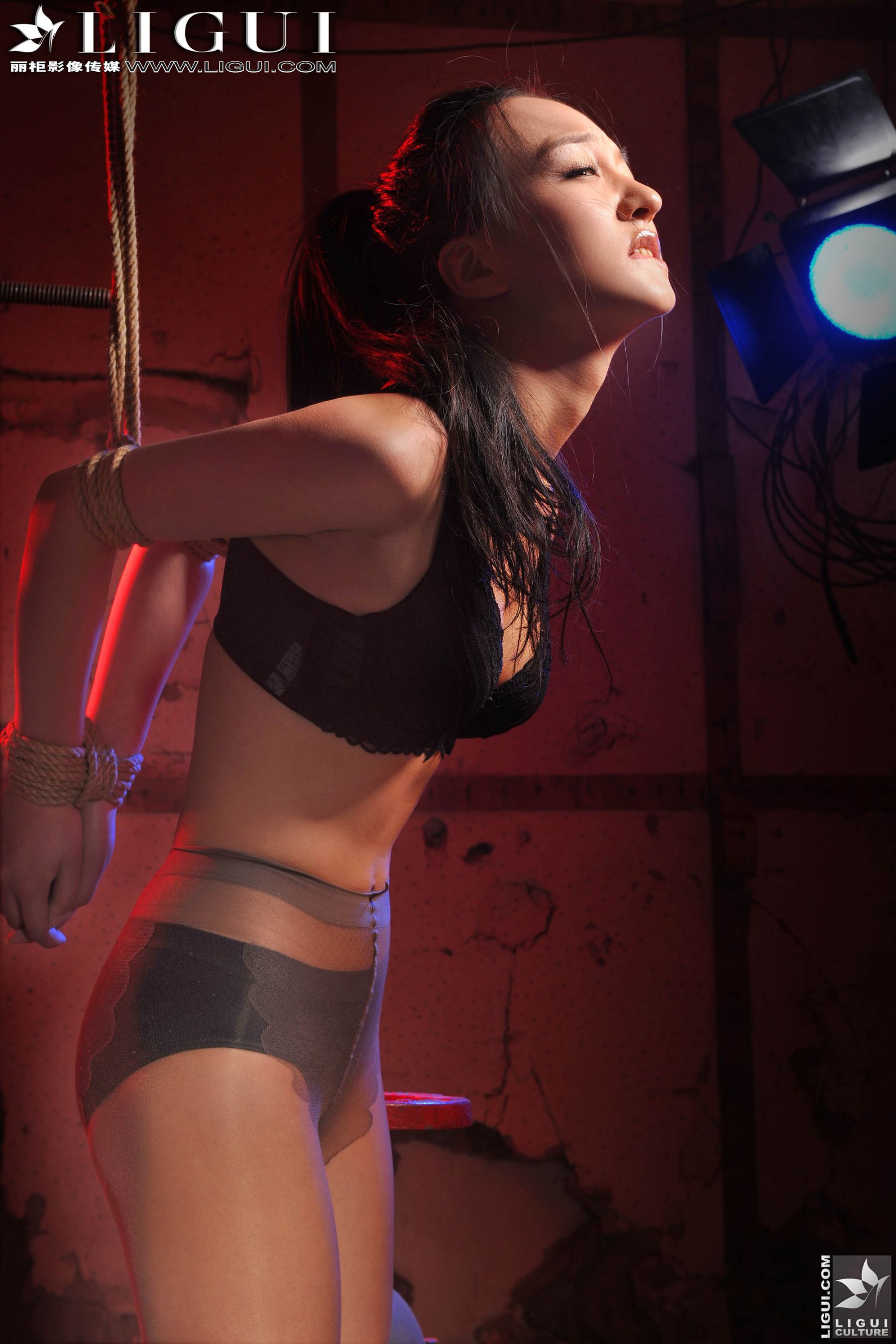 Model Amily《肉丝袜高跟美足捆绑绳艺》上中下全集 [丽柜美束LiGui] 美腿丝足写真图片