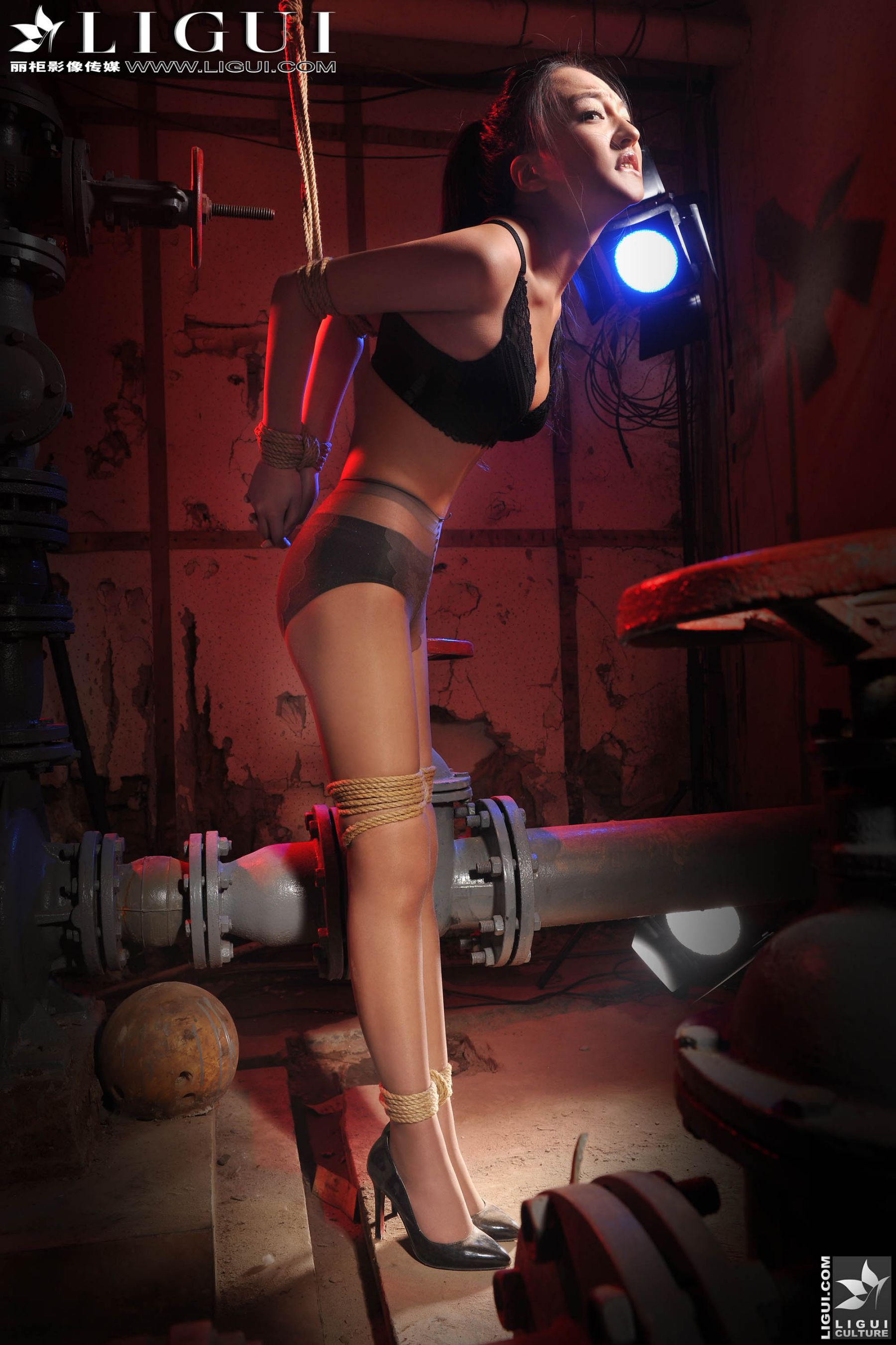 Model Amily《肉丝袜高跟美足捆绑绳艺》上中下全集 [丽柜美束LiGui] 美腿丝足写真图片